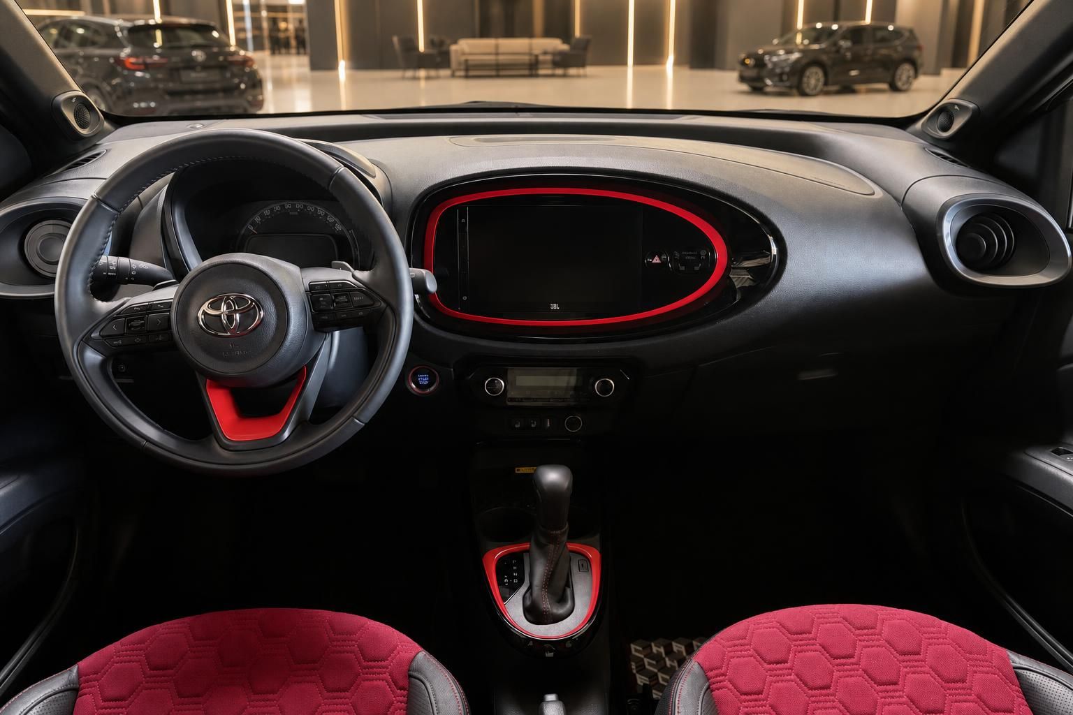 Toyota Aygo X Cockpit mit Lenkrad, Display und roten Akzenten
