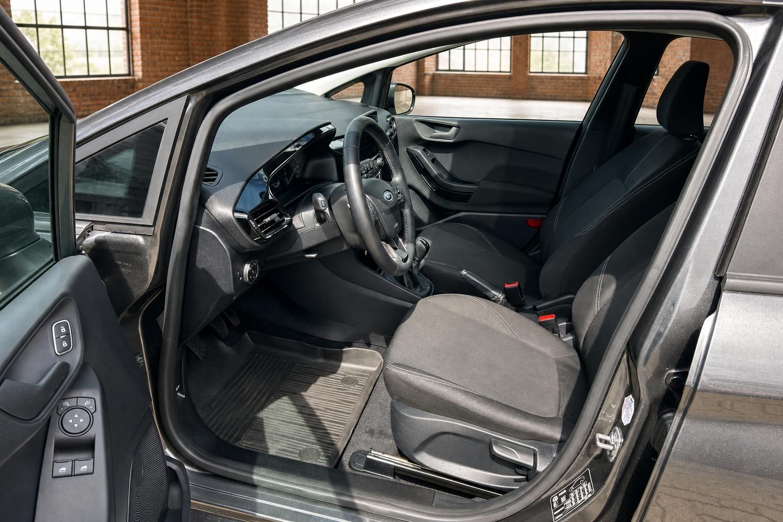 Ford Fiesta Innenraum Fahrerseite mit Lenkrad, Sitzen und digitalem Cockpit