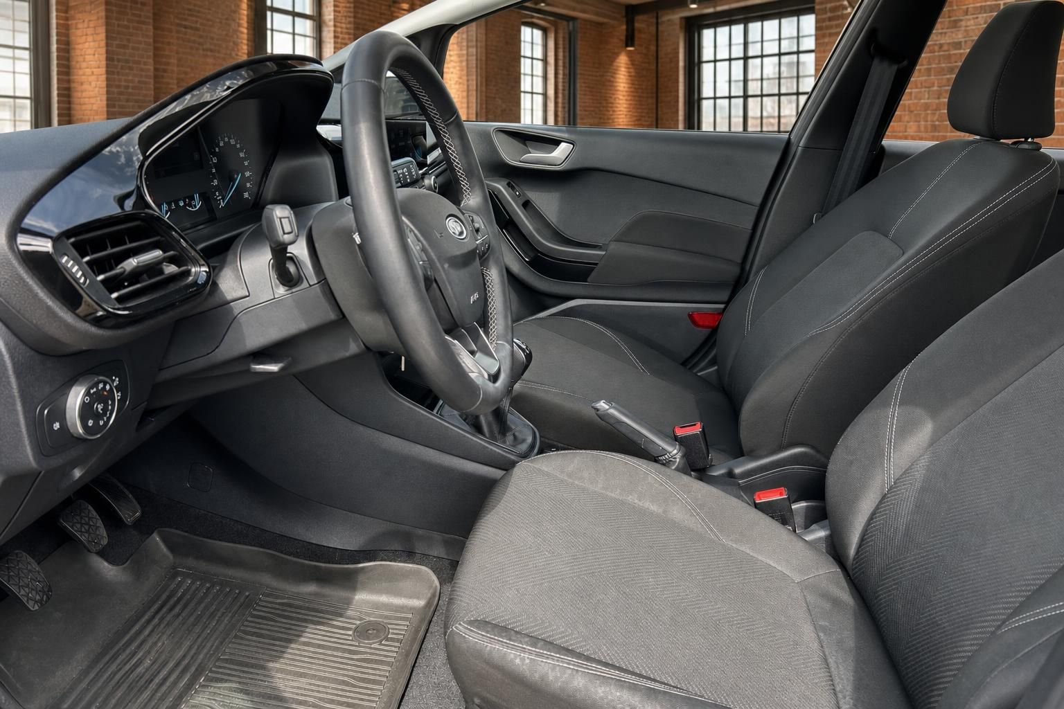 Ford Fiesta Innenraum Fahrerseite – Vordersitze, Lenkrad und Mittelkonsole