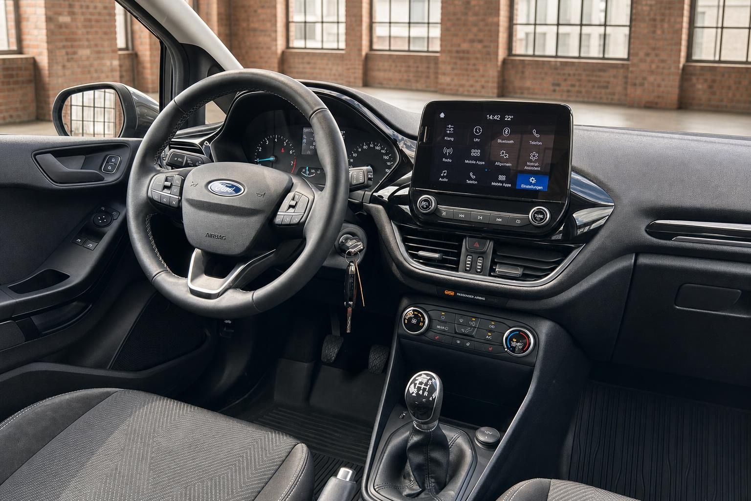 Ford Fiesta Cockpit mit Lenkrad, Touchscreen-Infotainment und Schaltgetriebe