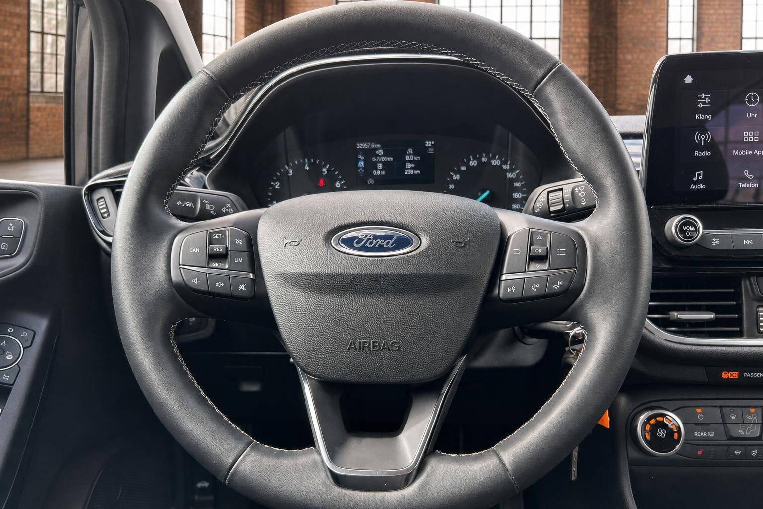 Ford Fiesta Lenkrad mit Multifunktionstasten, Tacho und Touchscreen-Display