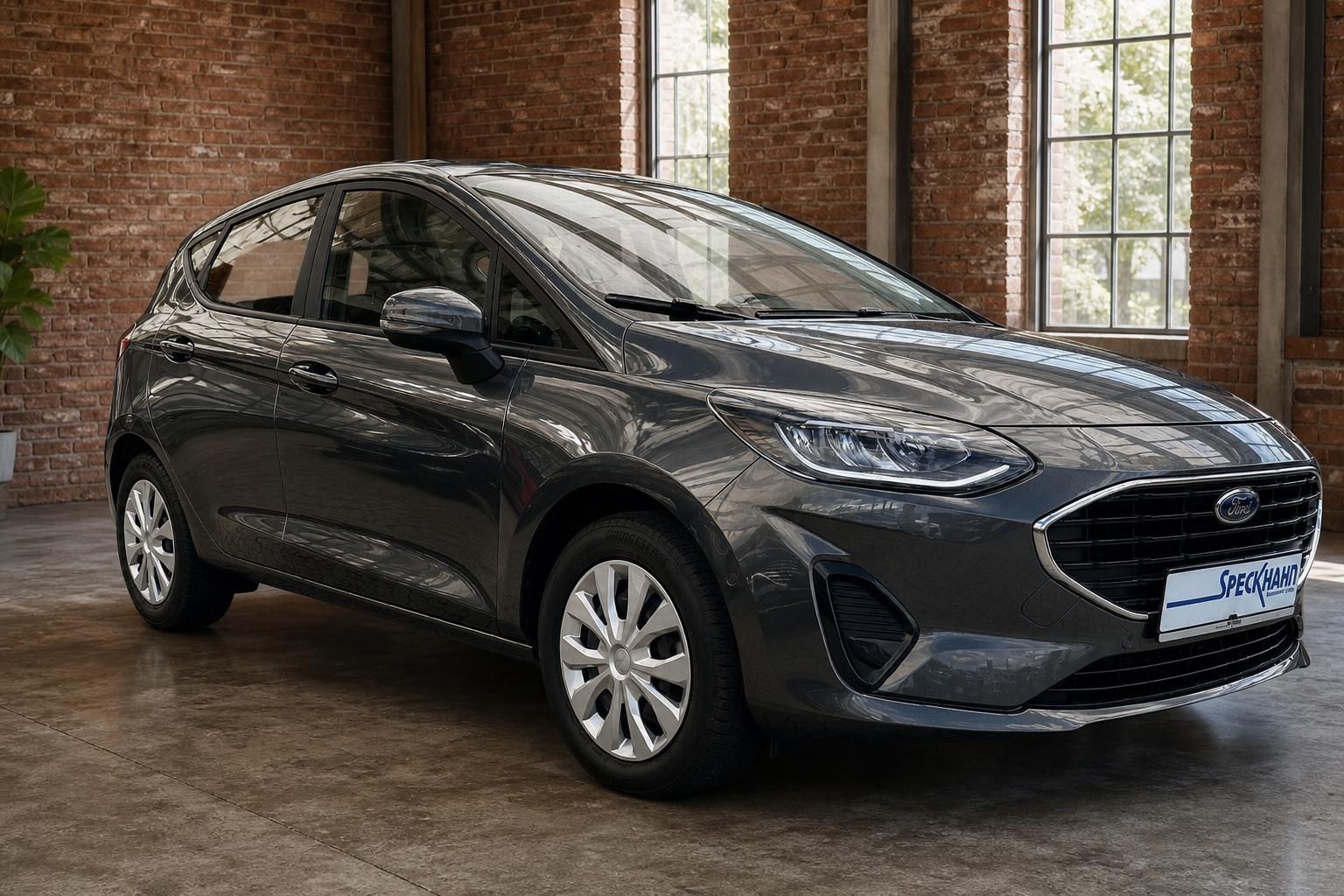 Ford Fiesta grau Frontansicht schräg – Kleinwagen Gebrauchtfahrzeug Autohaus Speckhahn