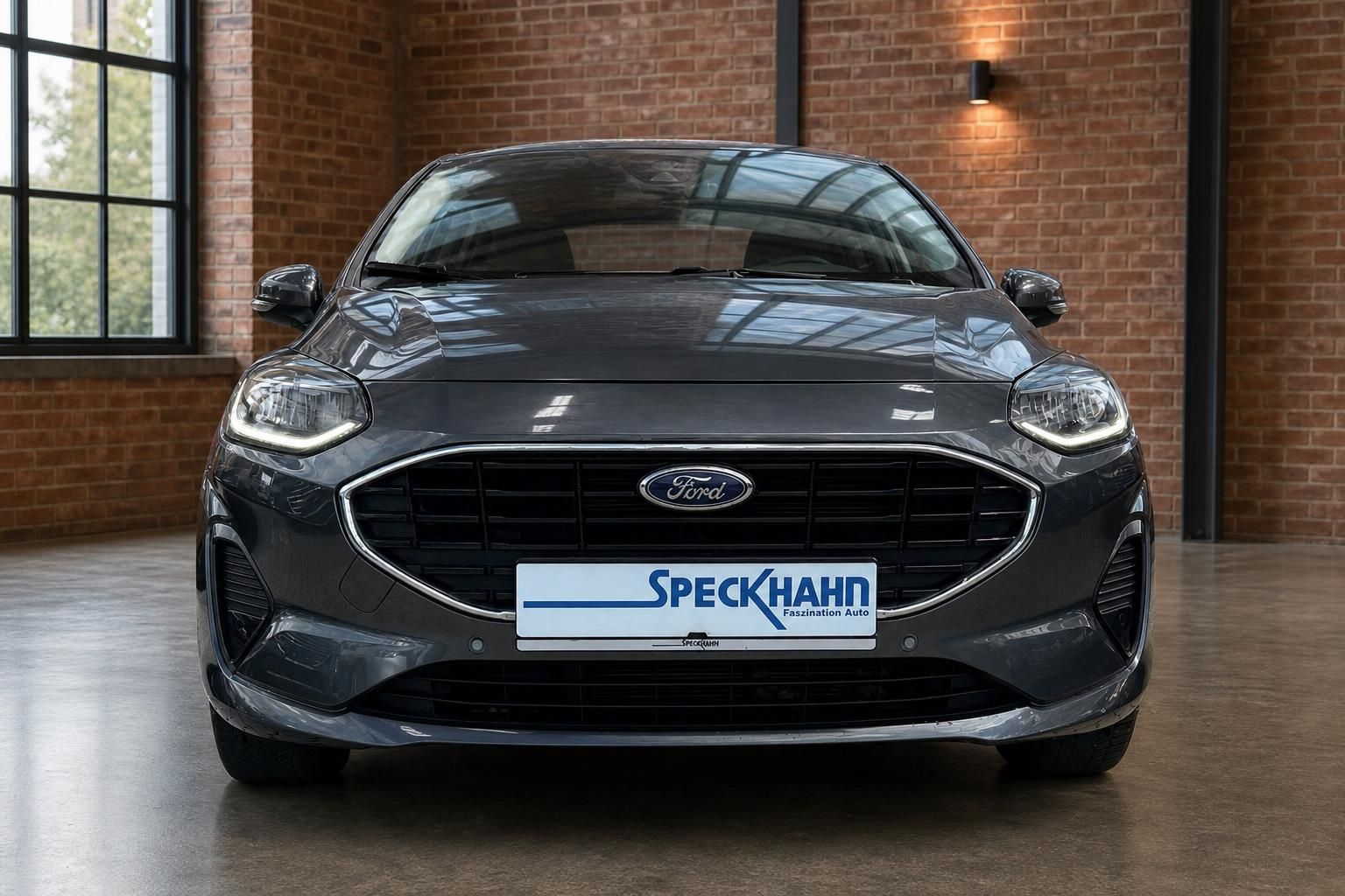Ford Fiesta grau Frontansicht im Showroom bei Autohaus Speckhahn
