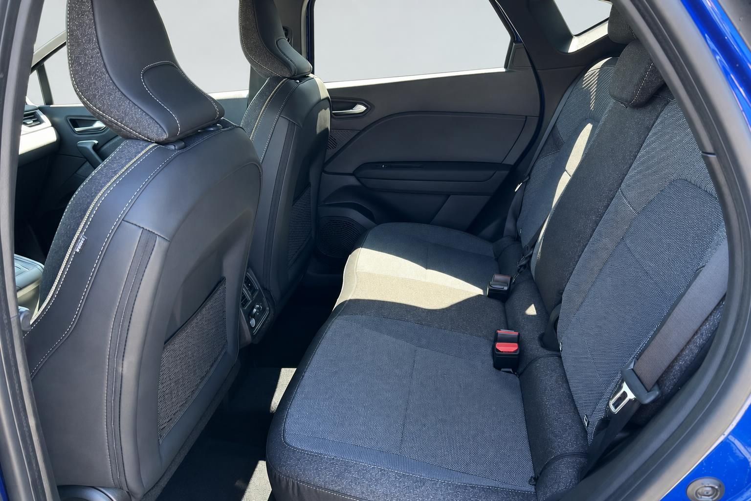 Renault Captur Fondsitze - geräumiger Innenraum mit dunkler Stoff-Ausstattung hinten