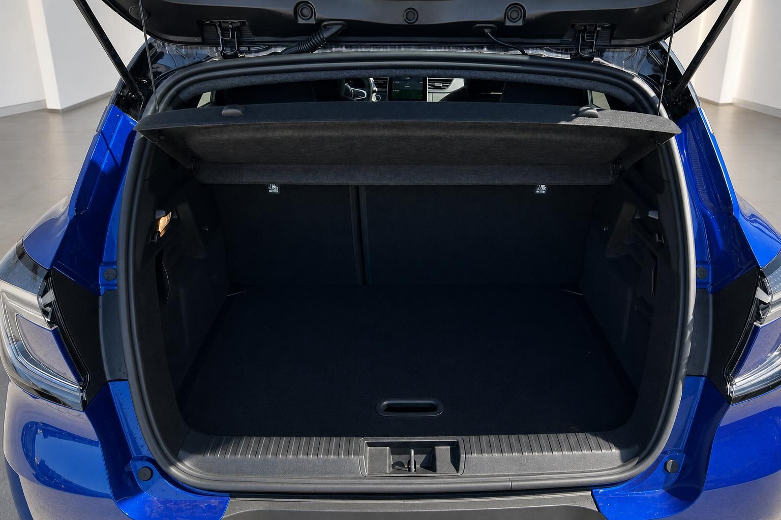 Kofferraum Innenansicht des blauen Renault mit geöffneter Heckklappe und schwarzer Ausstattung