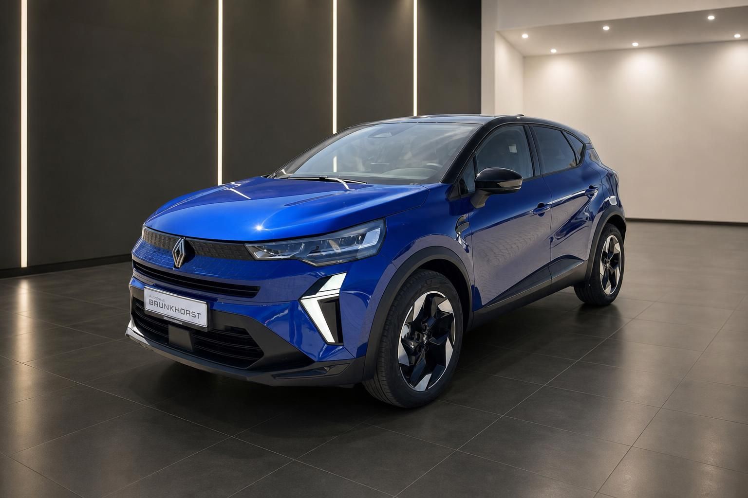 Renault Captur E-Tech blau - Seitenansicht des kompakten Elektro-SUV im modernen Showroom