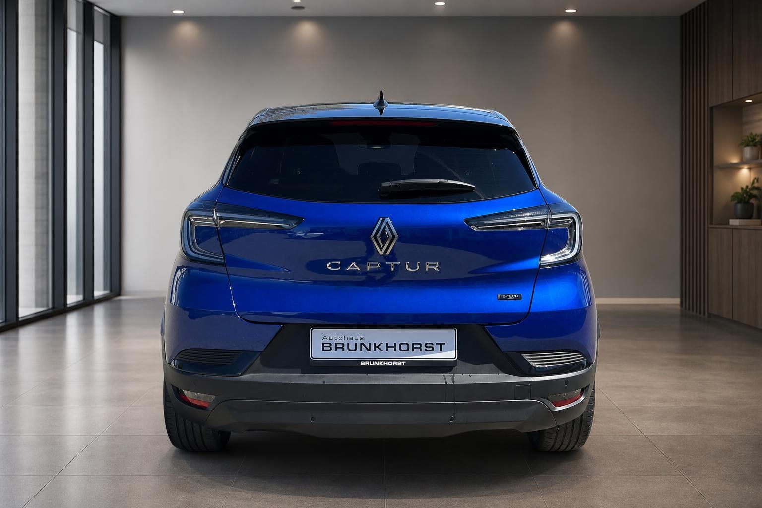 Renault Captur in blau - Heckansicht vom Elektro-SUV im Autohaus Brunkhorst