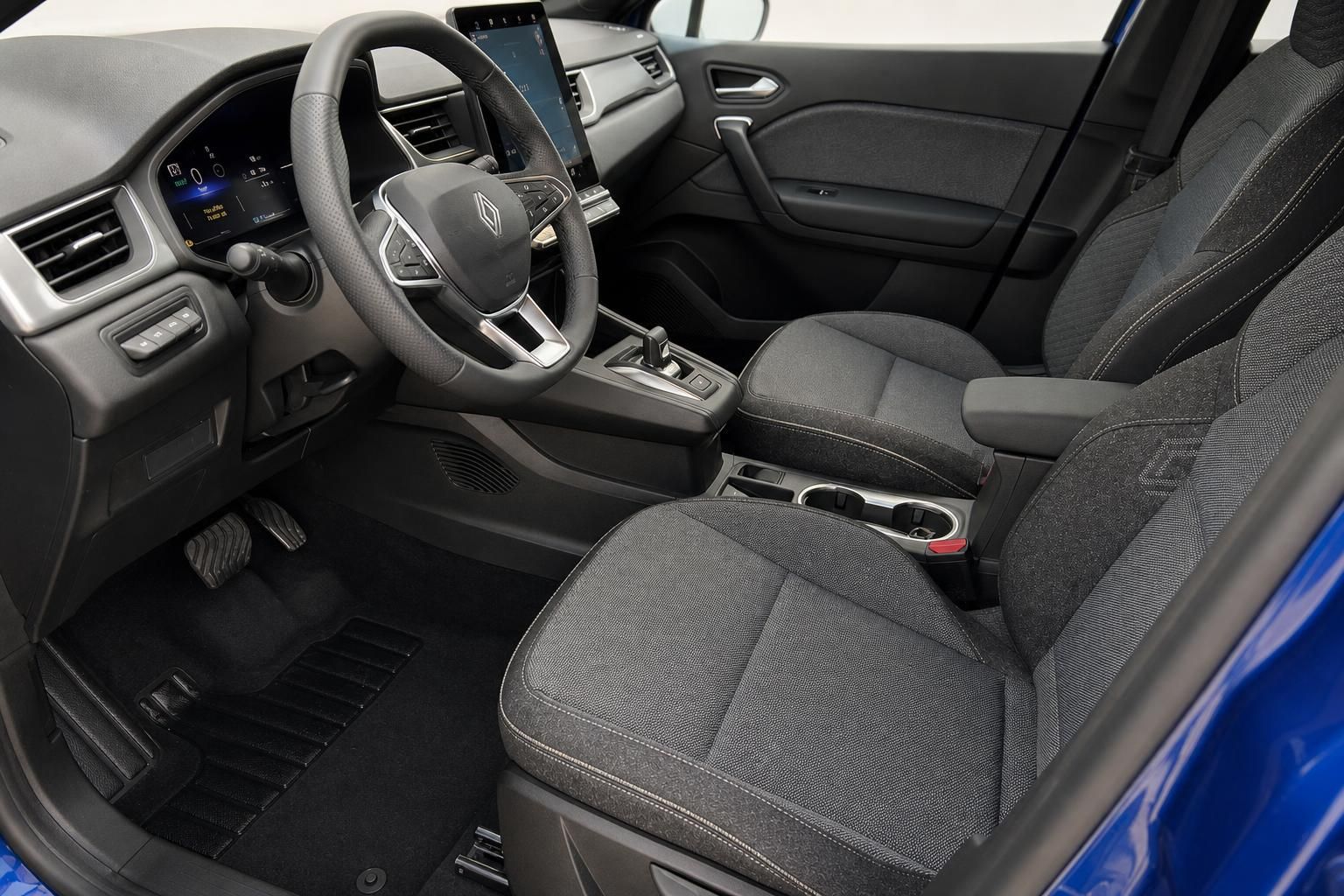 Fahrerplatz Cockpit Ansicht mit Lenkrad, Touchscreen und grauer Innenausstattung im Renault