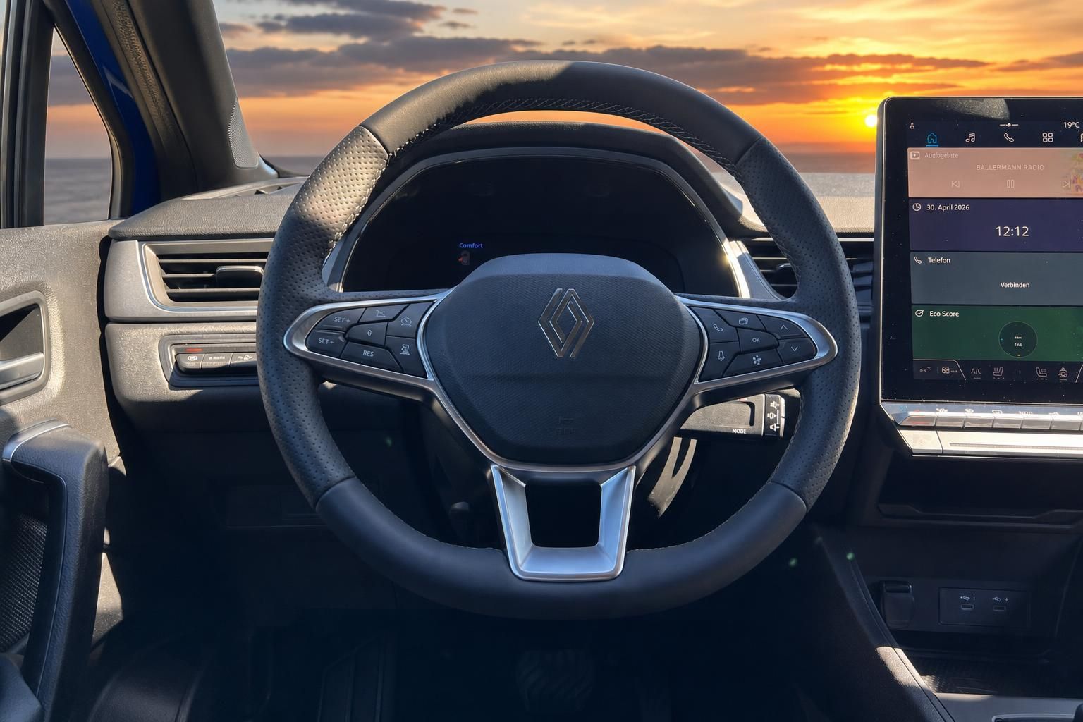 Renault Captur Cockpit - Lenkrad und digitales Display bei Sonnenuntergang am Meer