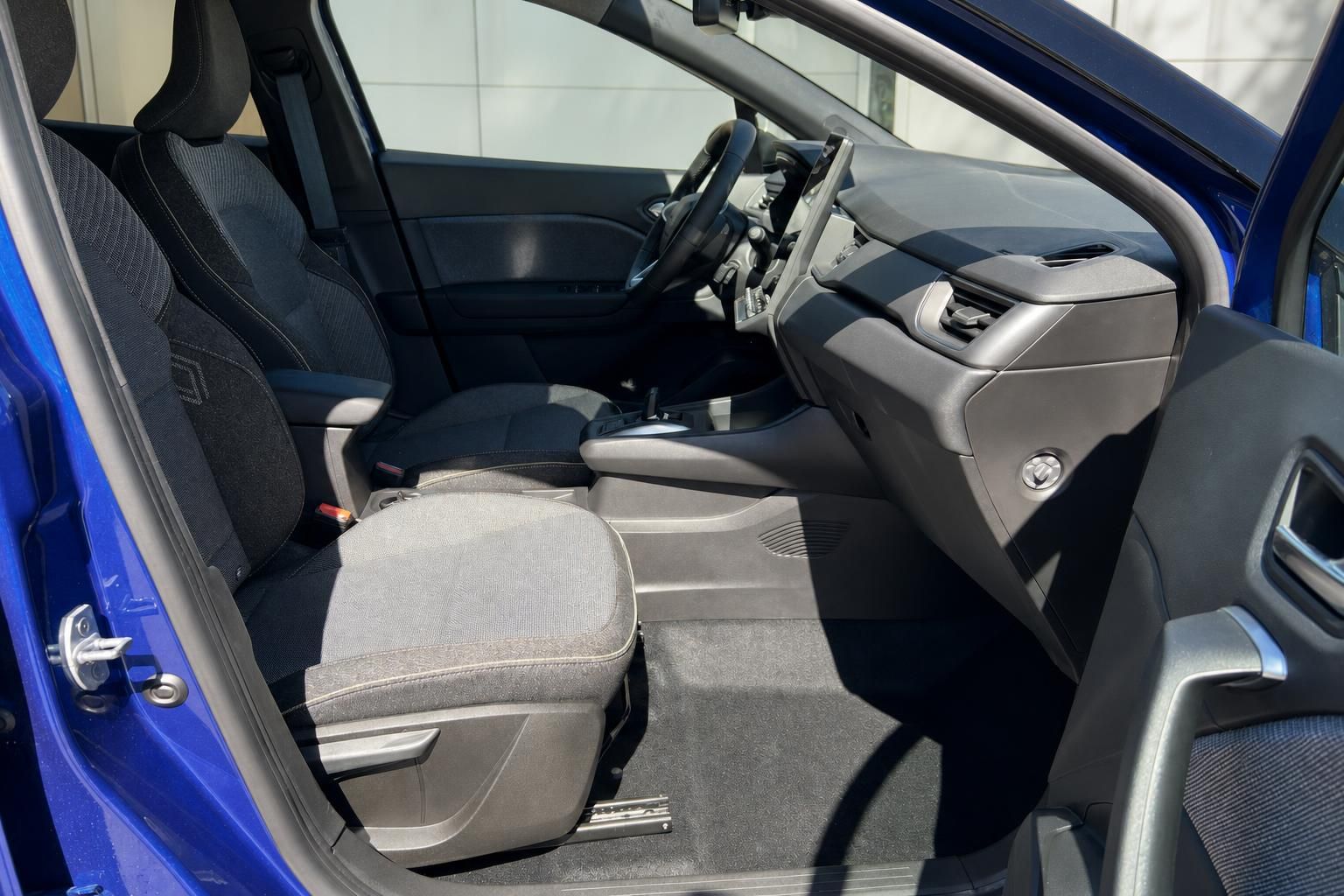 Beifahrerseite Innenraum des Renault mit grauen Sitzen und modernem Dashboard Design
