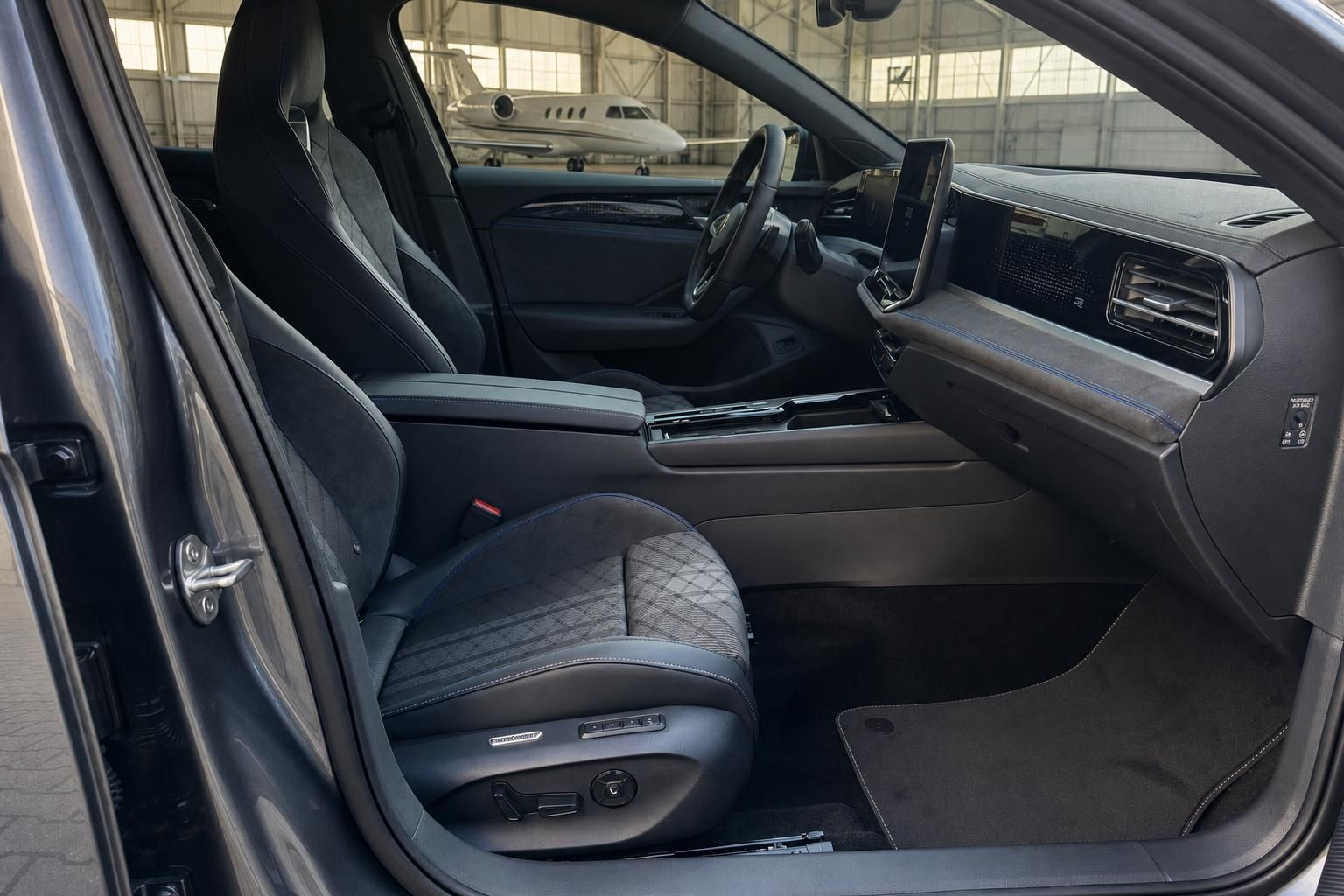 Volkswagen Cockpit und Fahrersitz mit schwarzem Leder und modernem Dashboard - Innenraumansicht