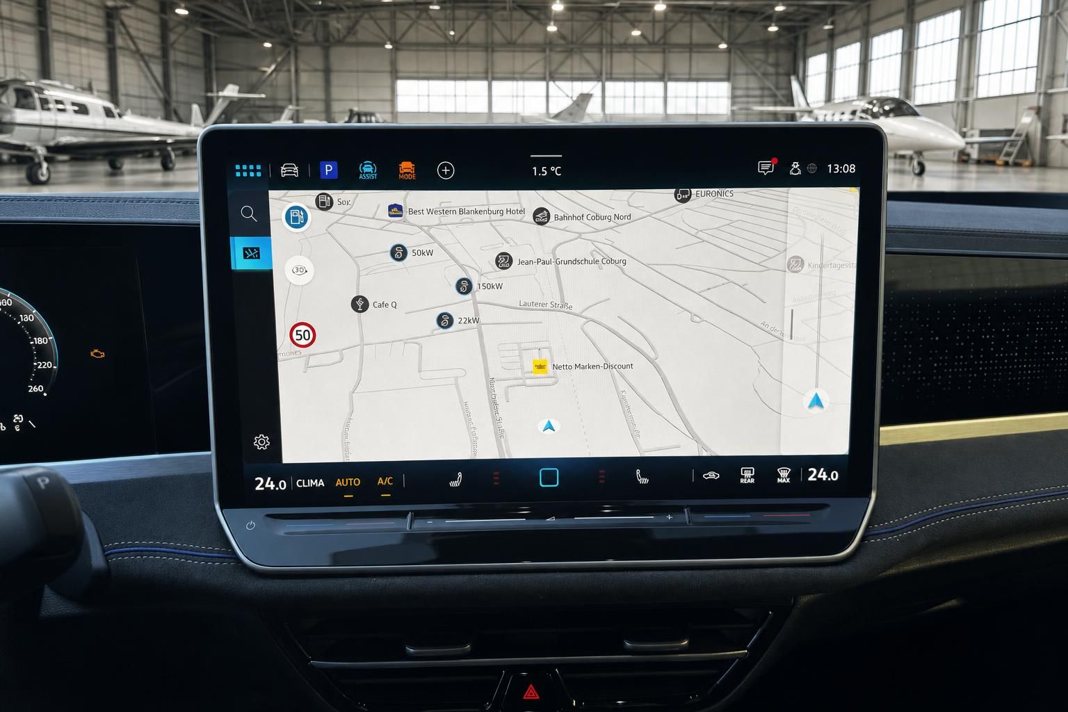 Volkswagen Infotainment-System mit Navigationskarte und Touchscreen - Dashboard-Display