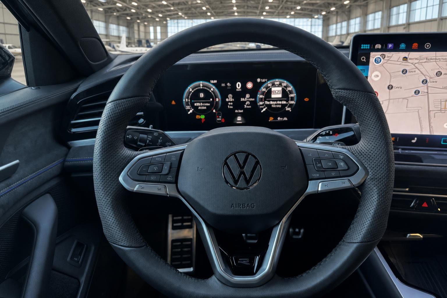 VW Lenkrad mit Multifunktionstasten und digitalem Cockpit Display