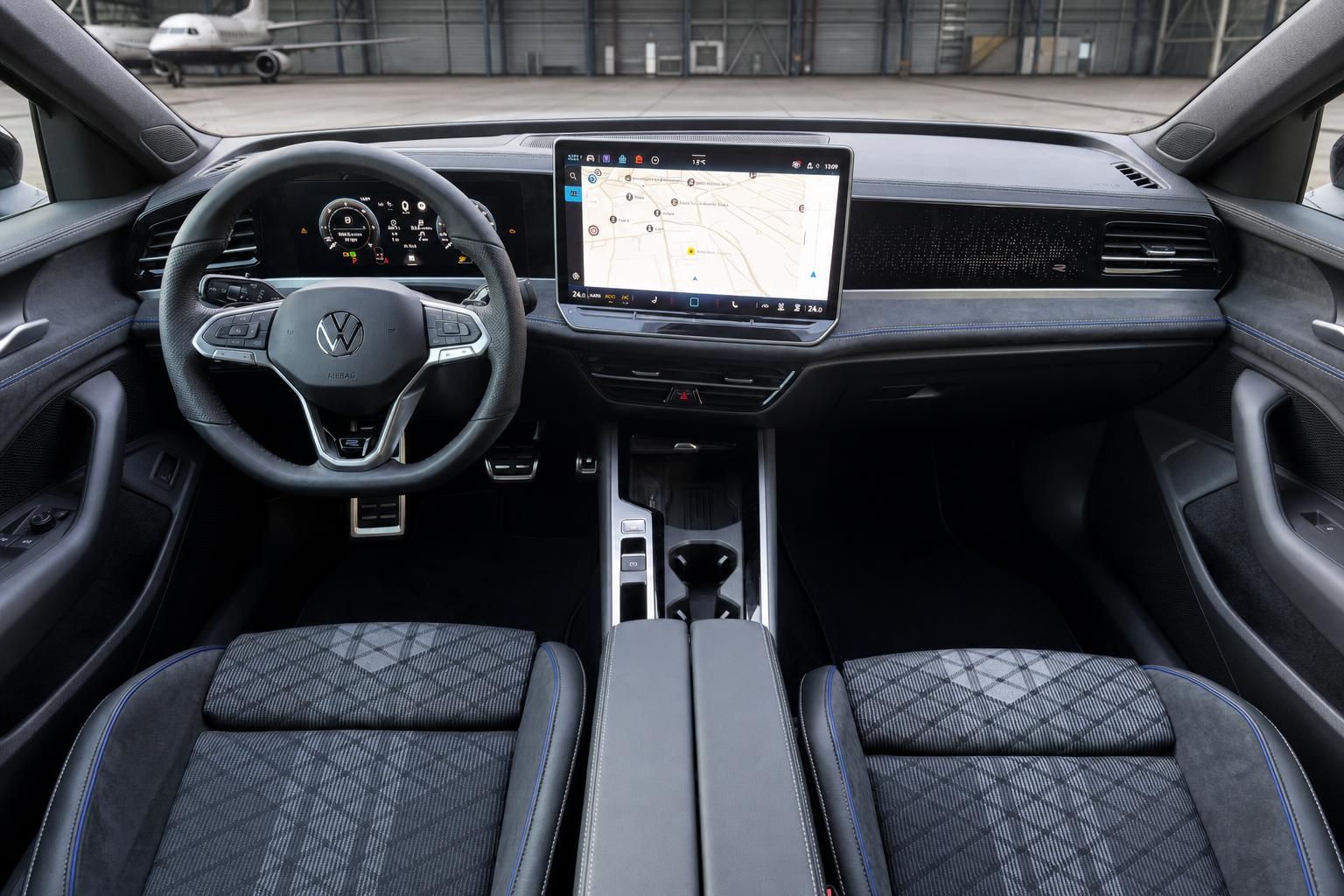 Volkswagen Cockpit mit Lenkrad, Infotainment Display und schwarzer Ausstattung