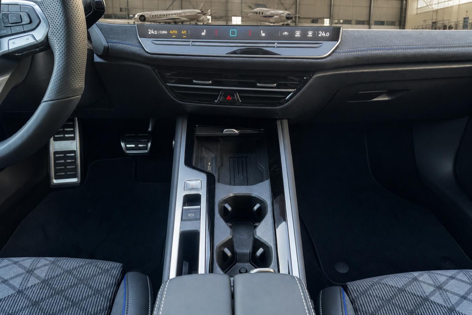 VW Mittelkonsole mit Klimaautomatik Display und Getränkehalter
