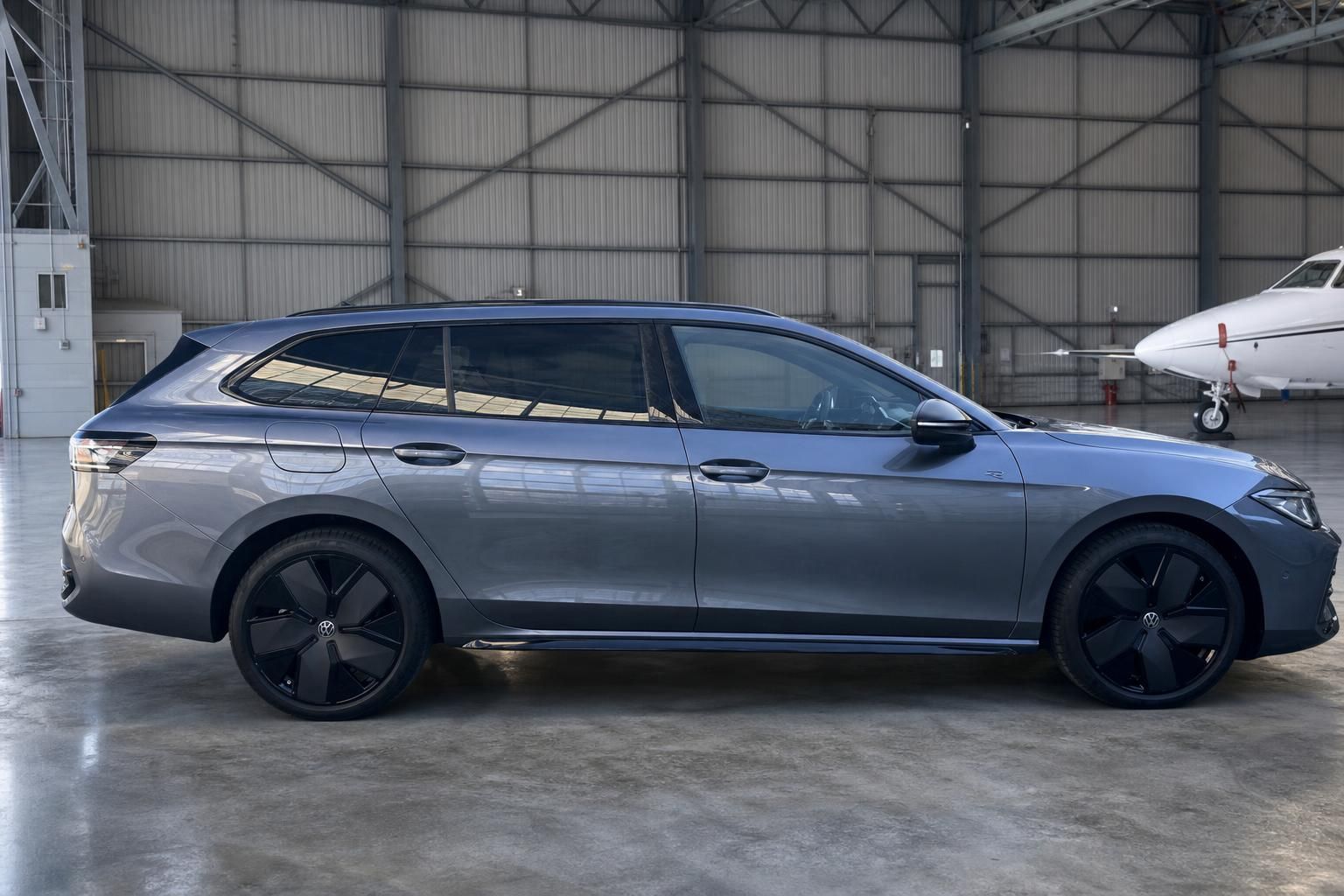 Volkswagen Passat Variant grau metallic - Seitenansicht links mit schwarzen Sportfelgen in Hangar