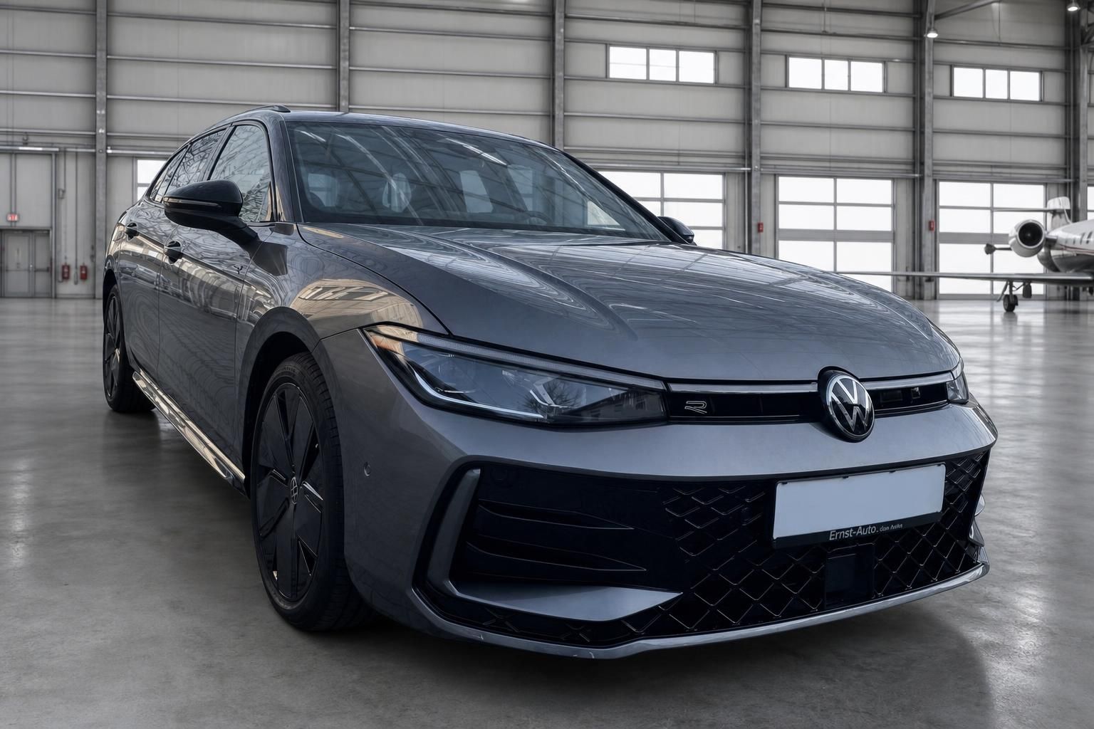VW Passat grau metallic - Frontansicht schräg mit R-Line Stoßstange und LED-Scheinwerfern im Hangar