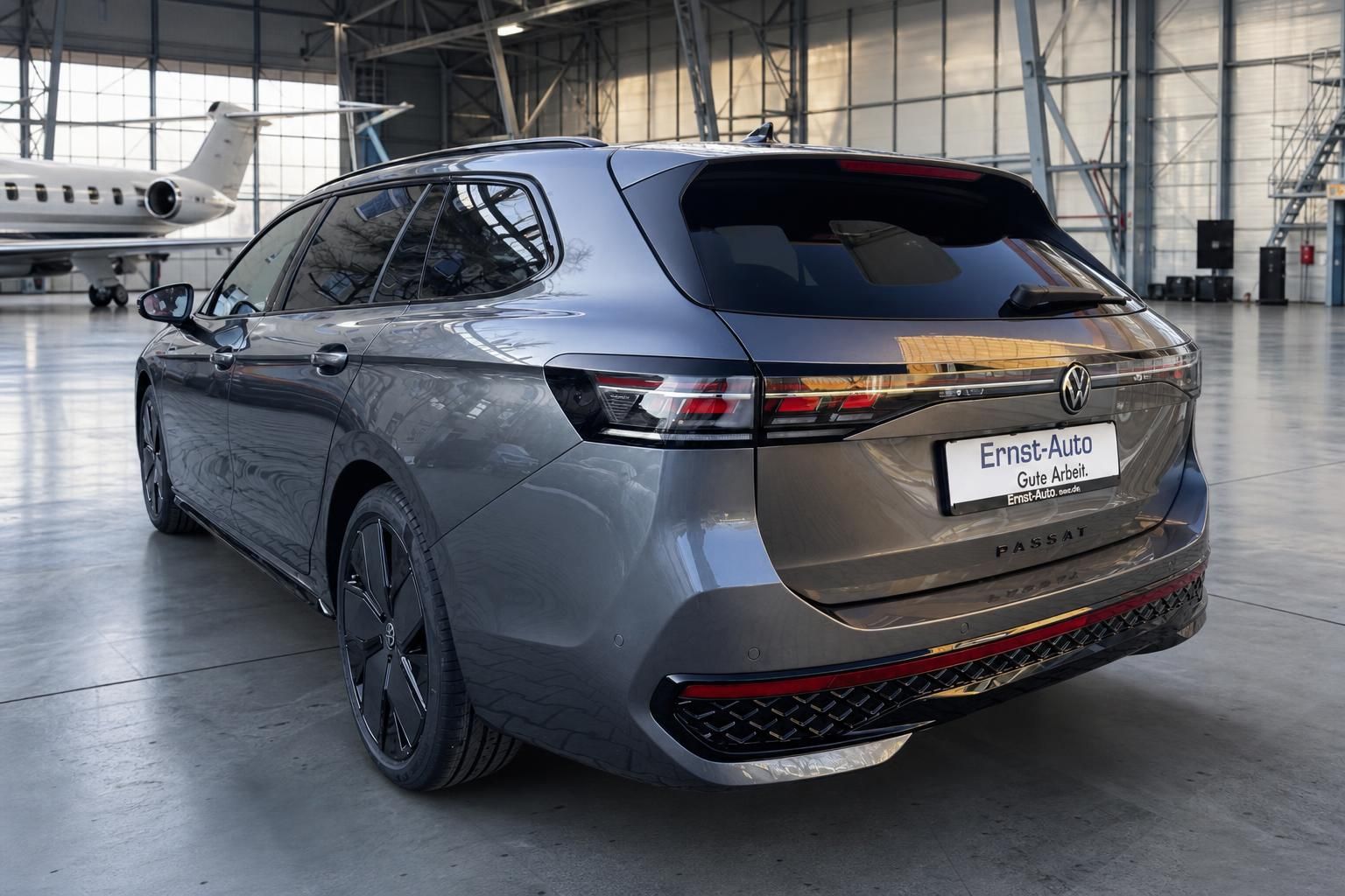 Volkswagen Passat Variant in grau - Heckansicht mit Ernst-Auto Kennzeichen