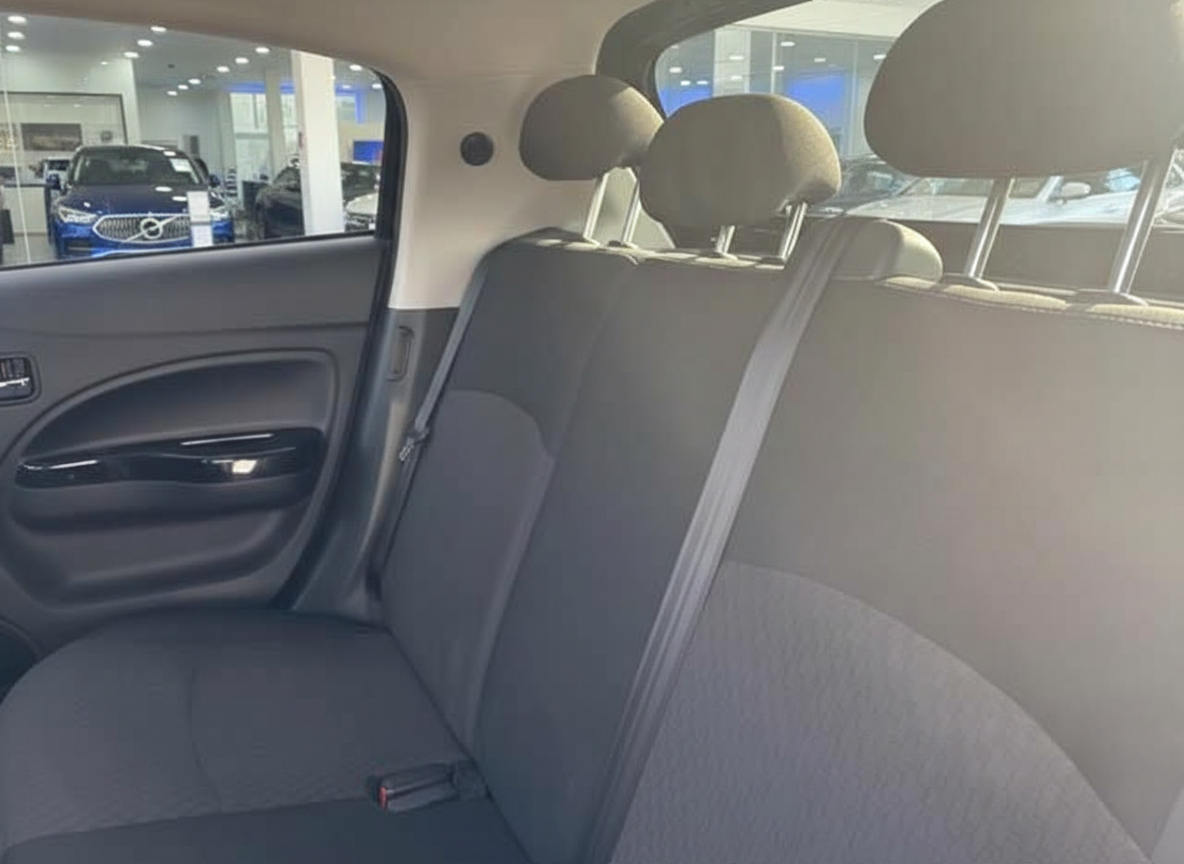 Innenraum Rücksitzbank eines Kleinwagens im Autohaus mit grauen Stoffsitzen