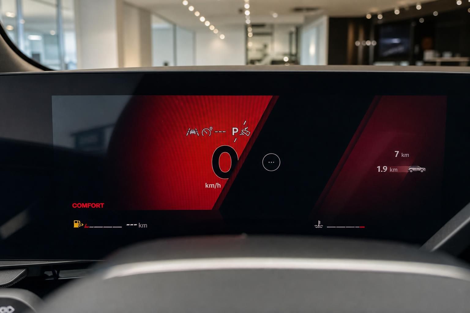 Digitales Kombiinstrument Auto Display mit roter Geschwindigkeitsanzeige und Fahrzeuginfos