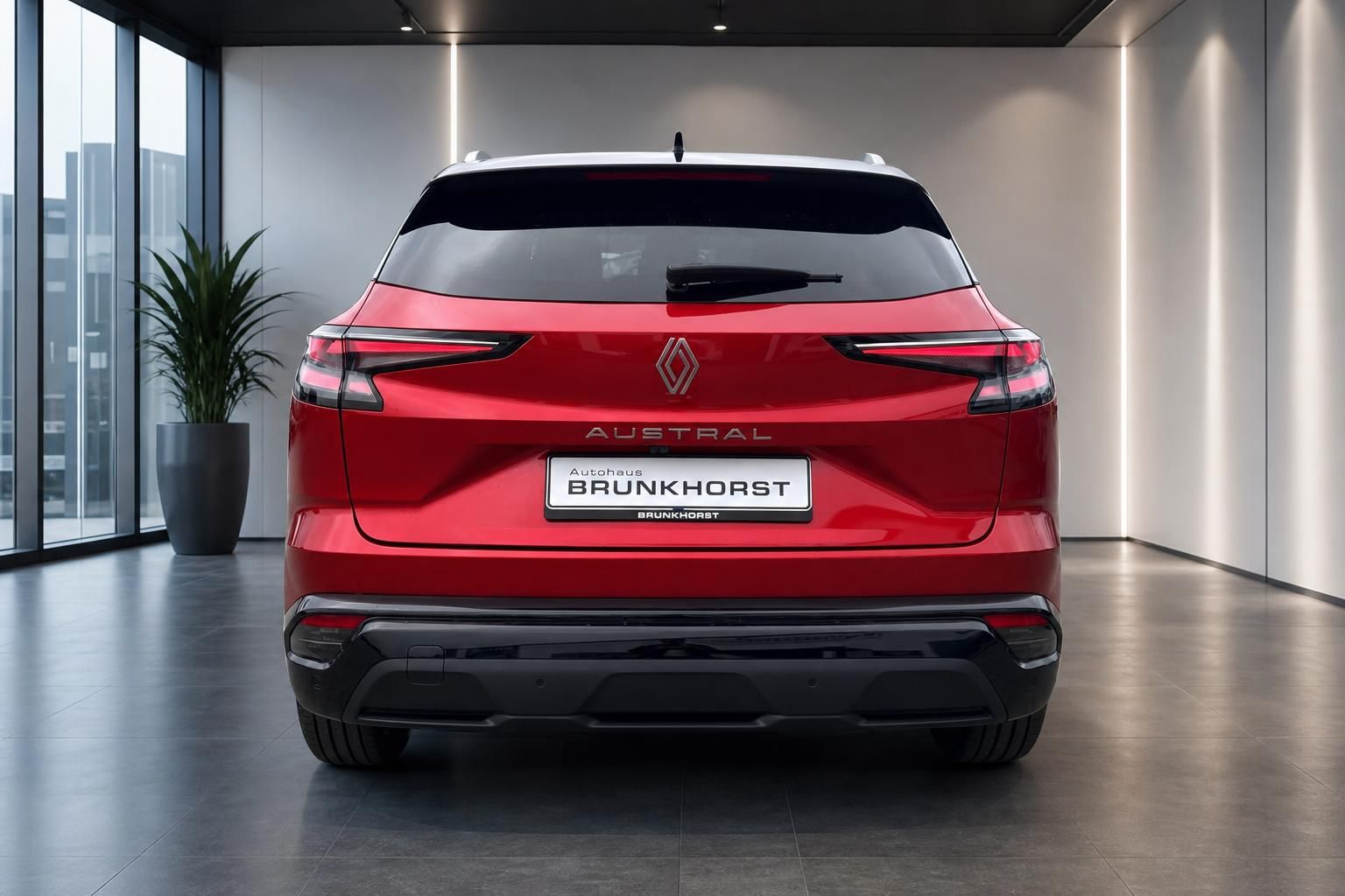 Roter Renault Austral SUV Heckansicht mit BRUNKHORST Kennzeichen im Autohaus-Showroom