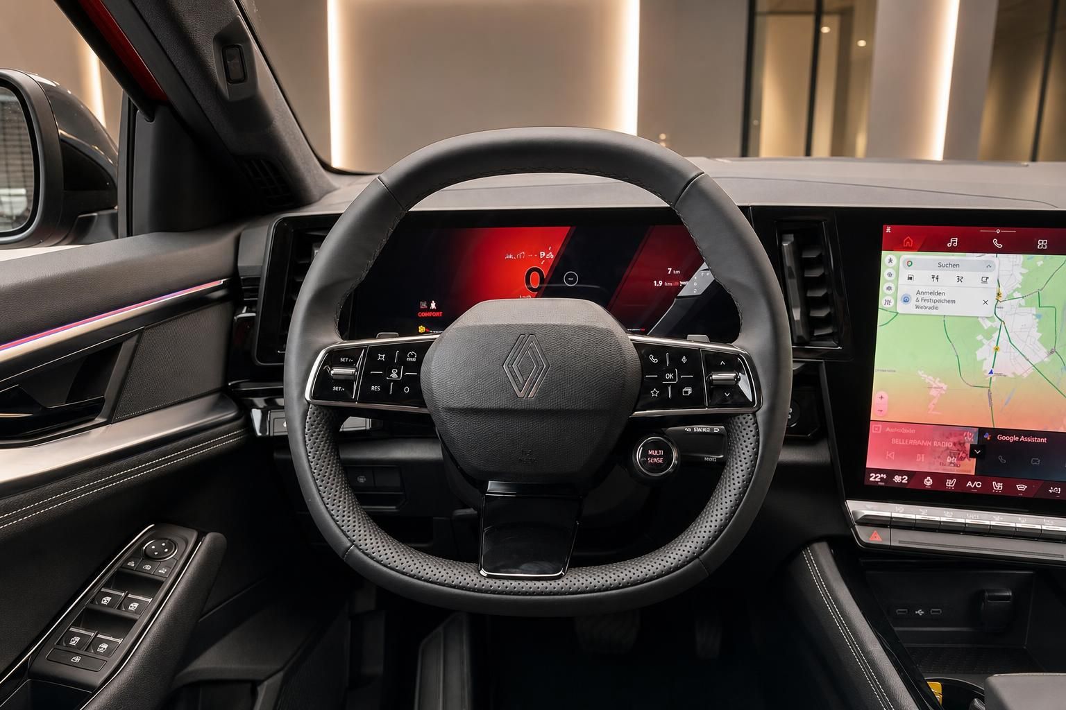 Renault Cockpit mit digitalem Tacho, Lenkrad und Infotainment-System - moderne Fahrzeugausstattung