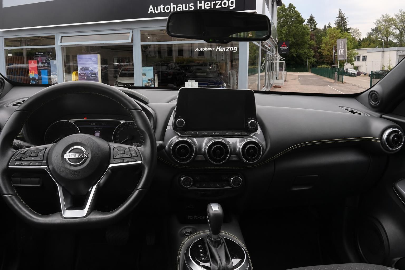Nissan Juke Armaturenbrett mit Touchscreen, Klimaanlage und Automatikgetriebe