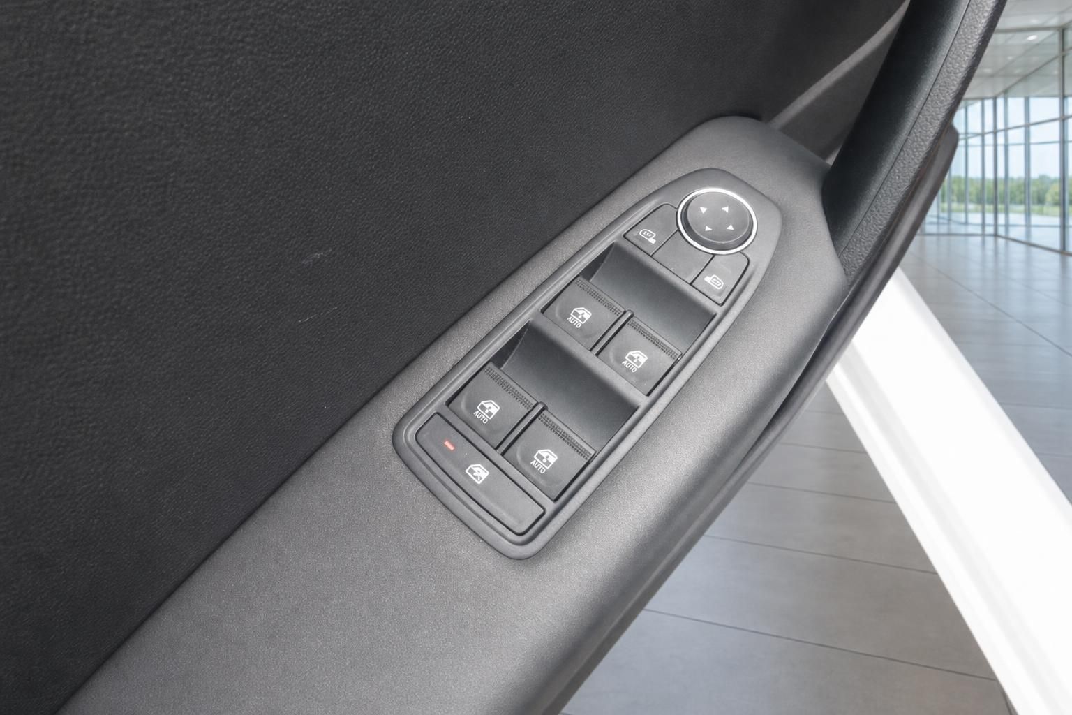 Mitsubishi ASX elektrische Fensterheber und Spiegelverstellung in der Fahrertür-Innenverkleidung