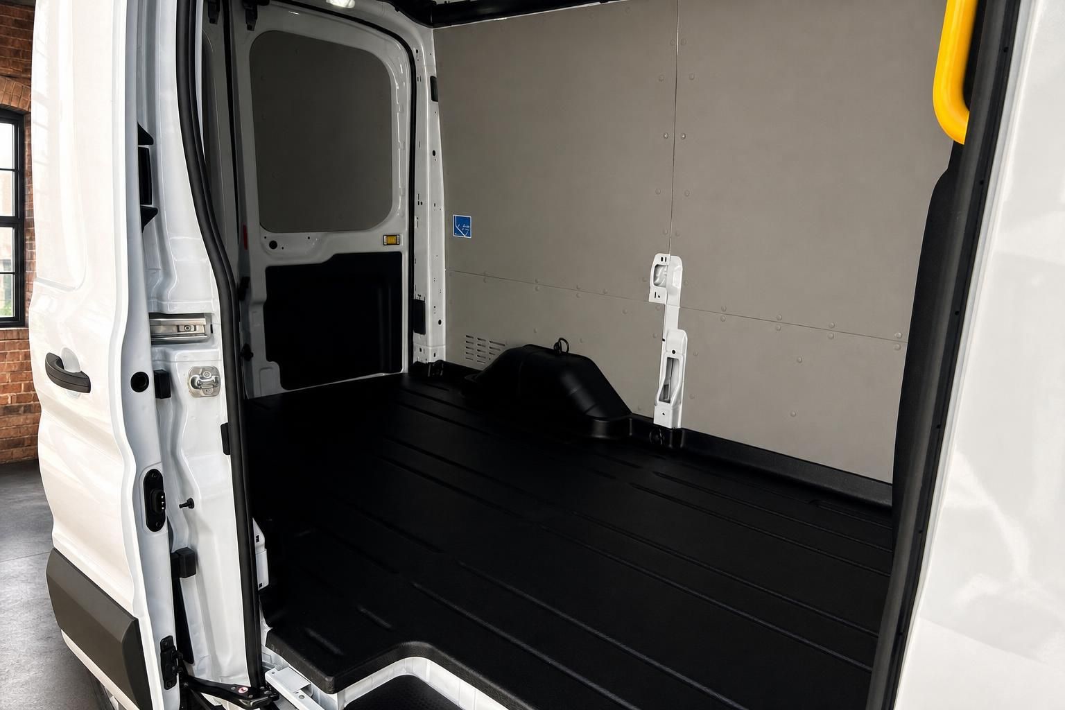 Ford Transit Laderaum leer mit offener Schiebetür