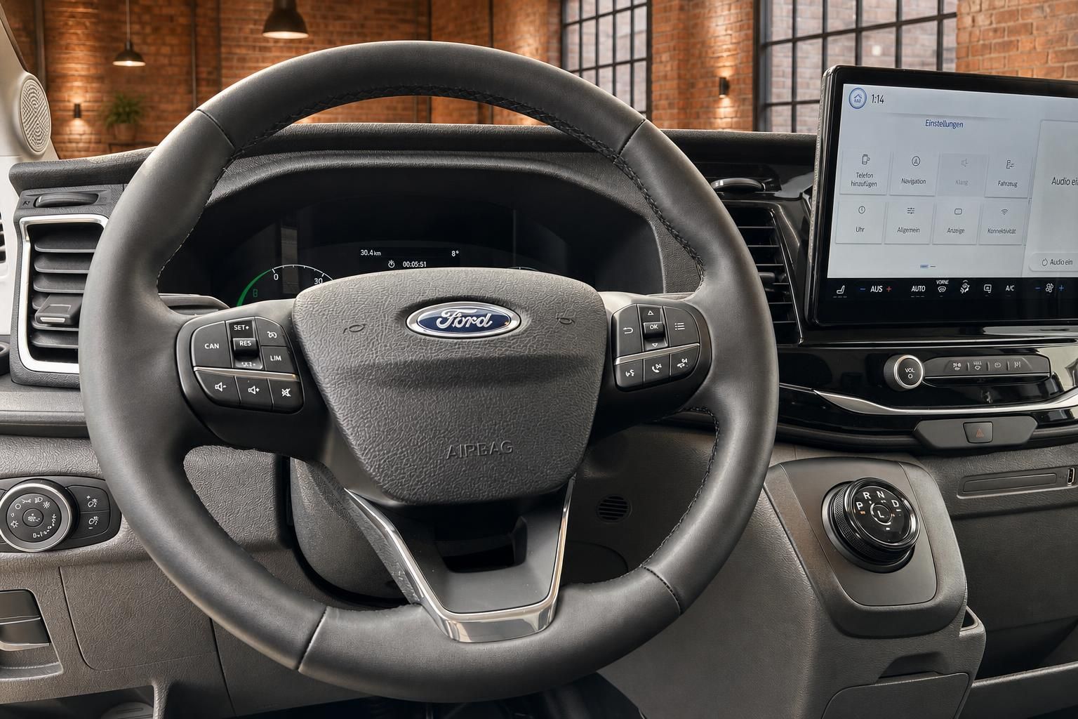 Ford Transit Lenkrad Nahaufnahme mit Infotainment Bildschirm
