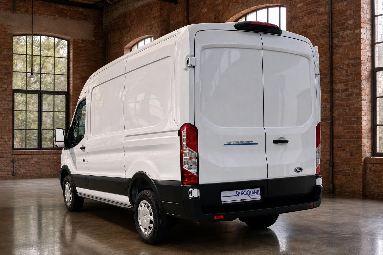 Ford E-Transit weiß, Heckansicht schräg, Kastenwagen in Backsteinhalle