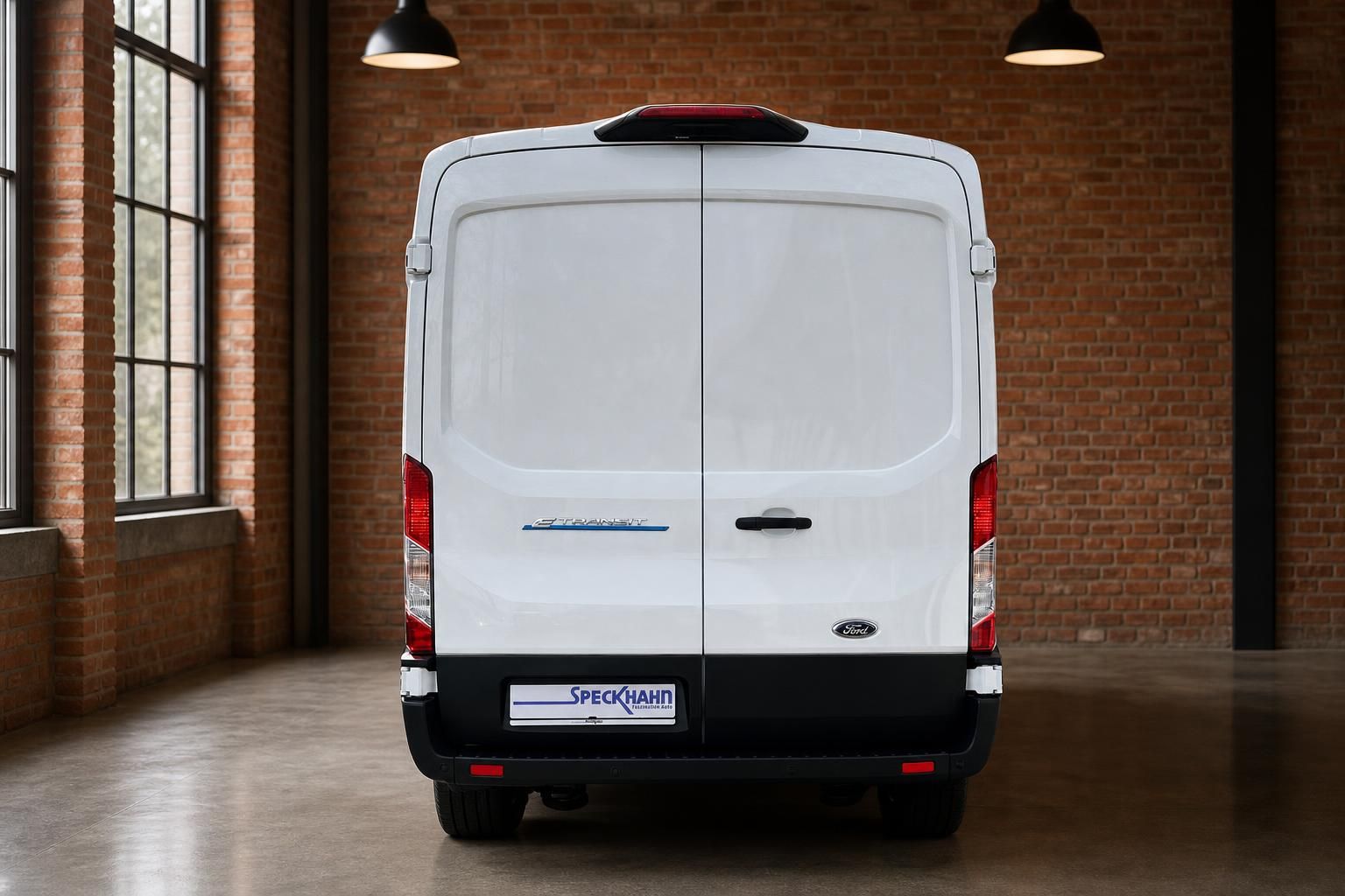 Ford E-Transit weiß, Heckansicht mit Doppeltüren, Kastenwagen frontal