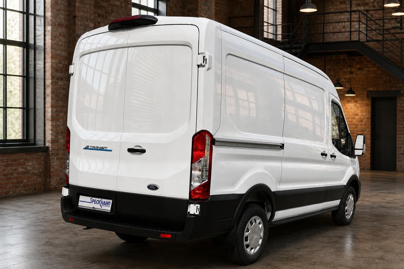 Ford E-Transit weiß, Heck-Seitenansicht, Kastenwagen mit offener Ladefläche