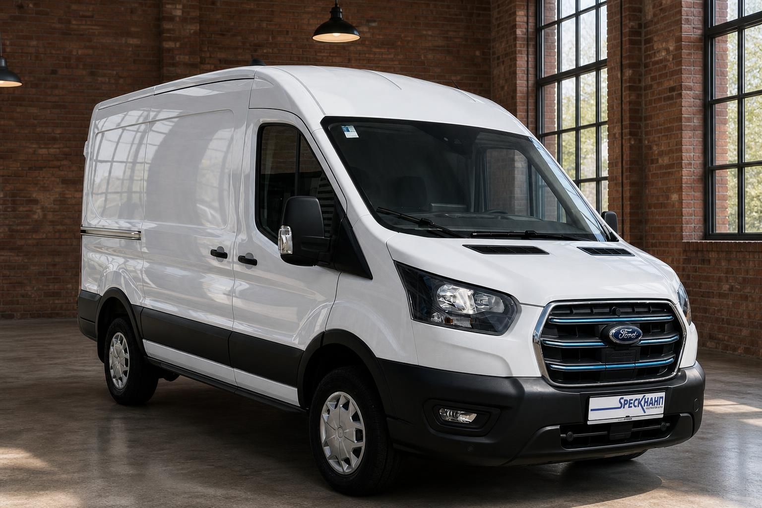 Ford Transit weiß, Frontansicht schräg links, Kastenwagen in Industriehalle