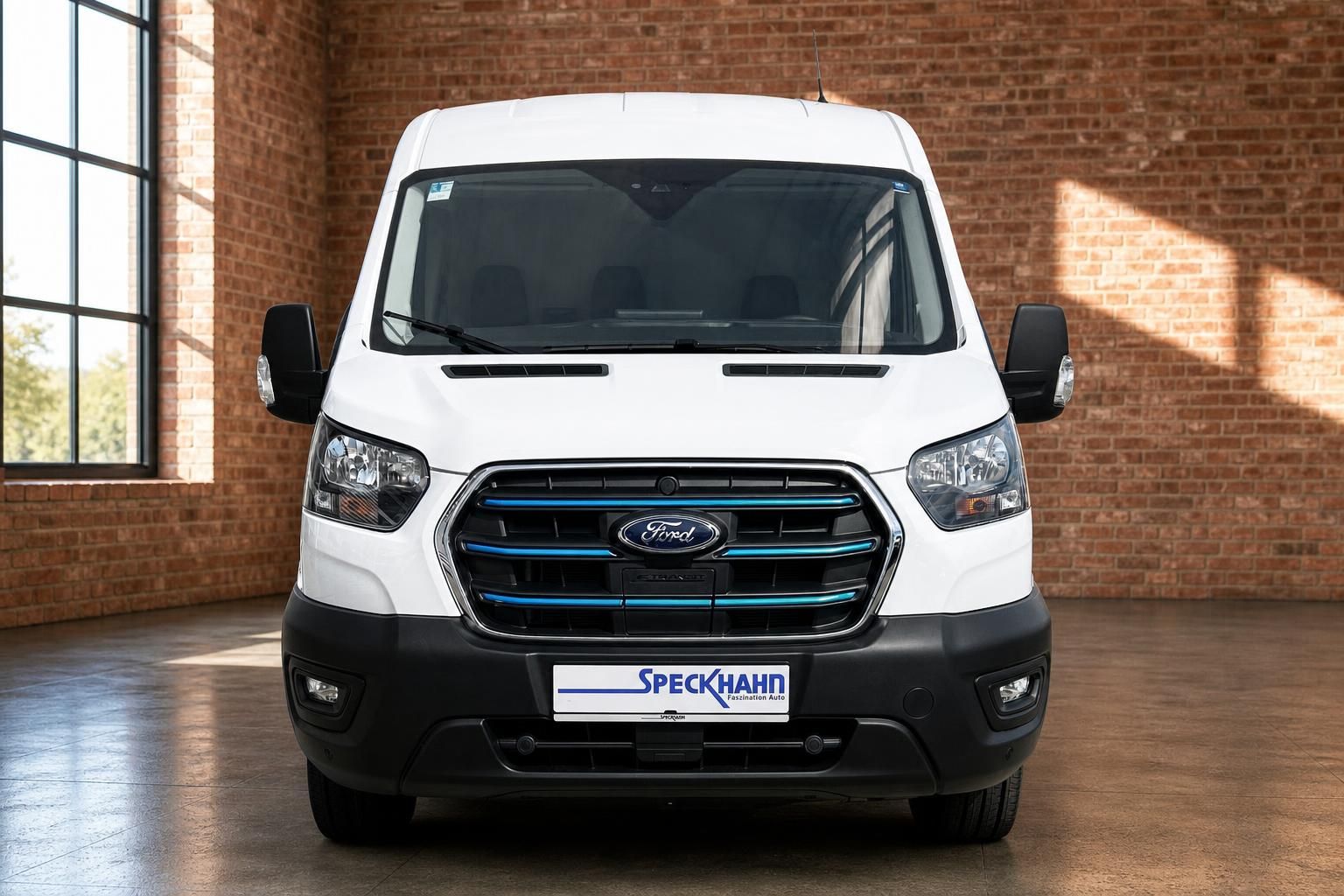 Ford Transit Kastenwagen weiß Frontansicht in Halle