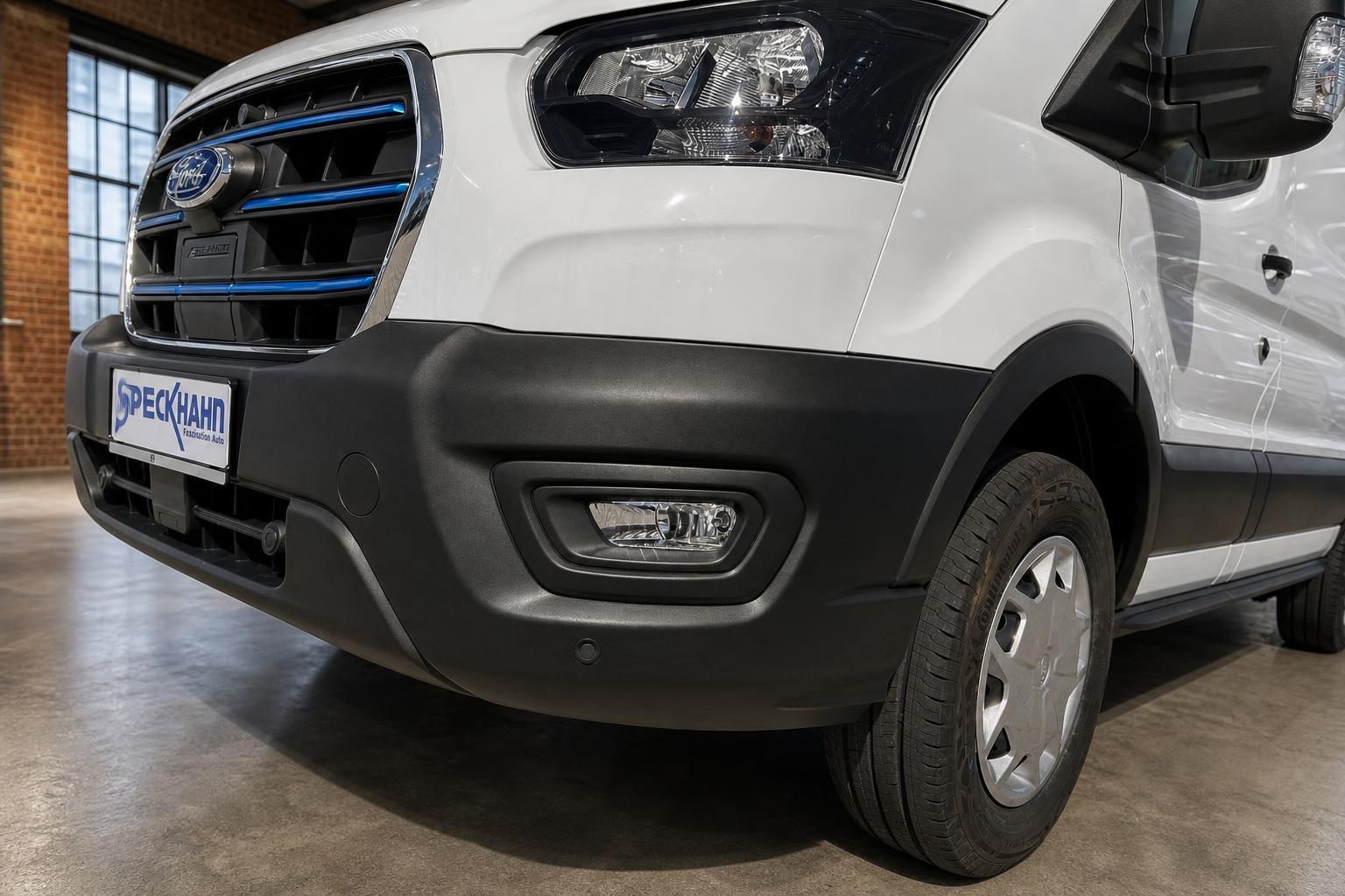 Ford Transit Frontstoßstange Detail mit Nebelscheinwerfer