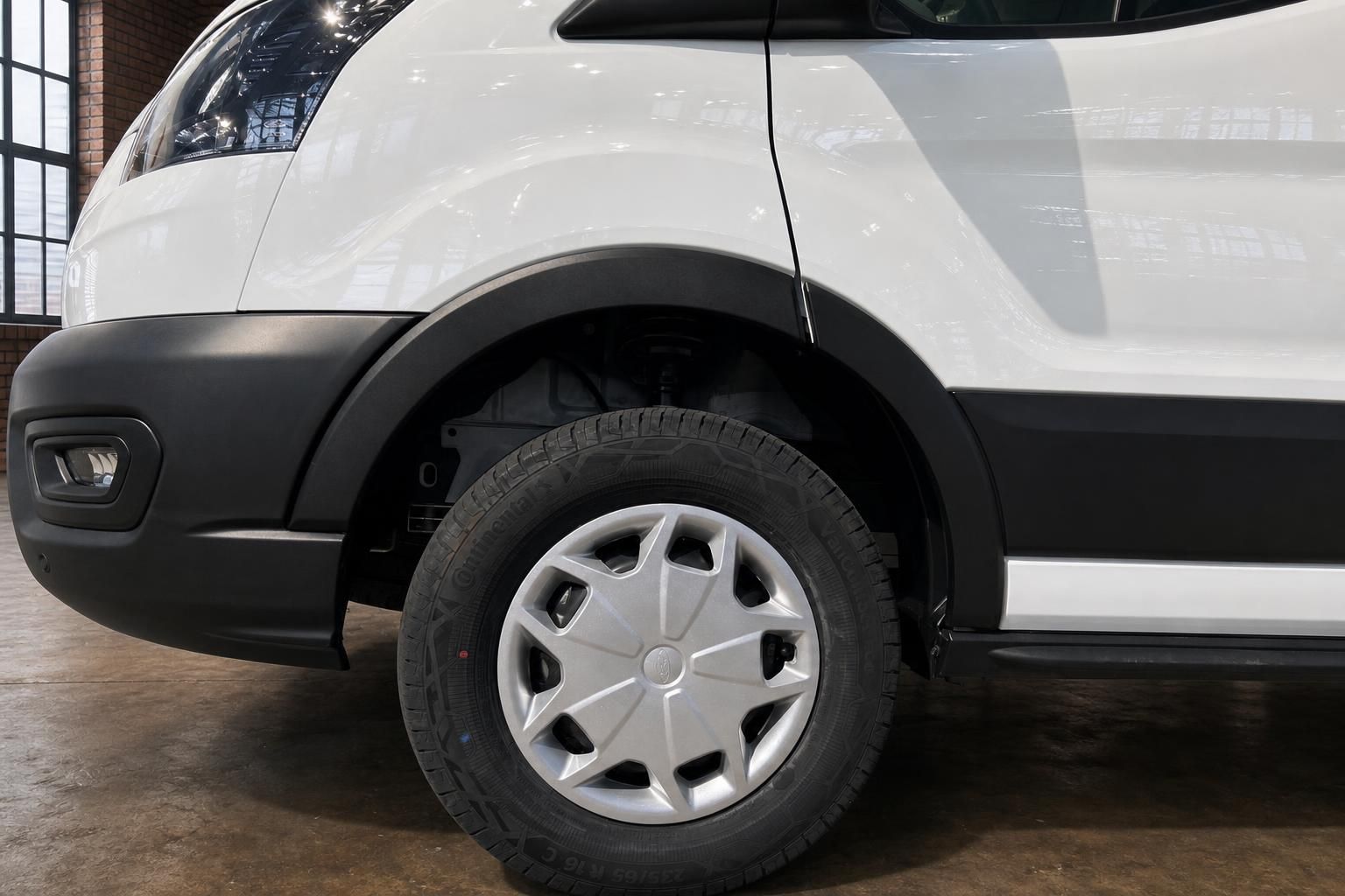 Ford Transit Detailansicht Felge und Radlauf vorne