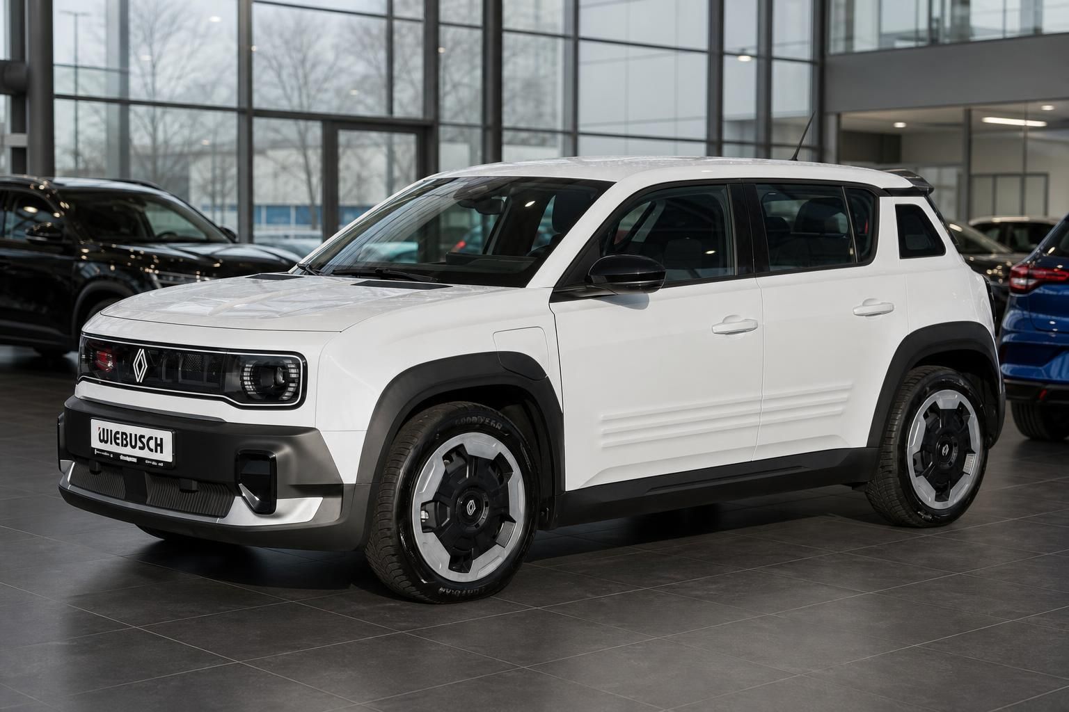 Weißer Renault SUV von vorn im Autohaus Showroom mit schwarzen Felgen