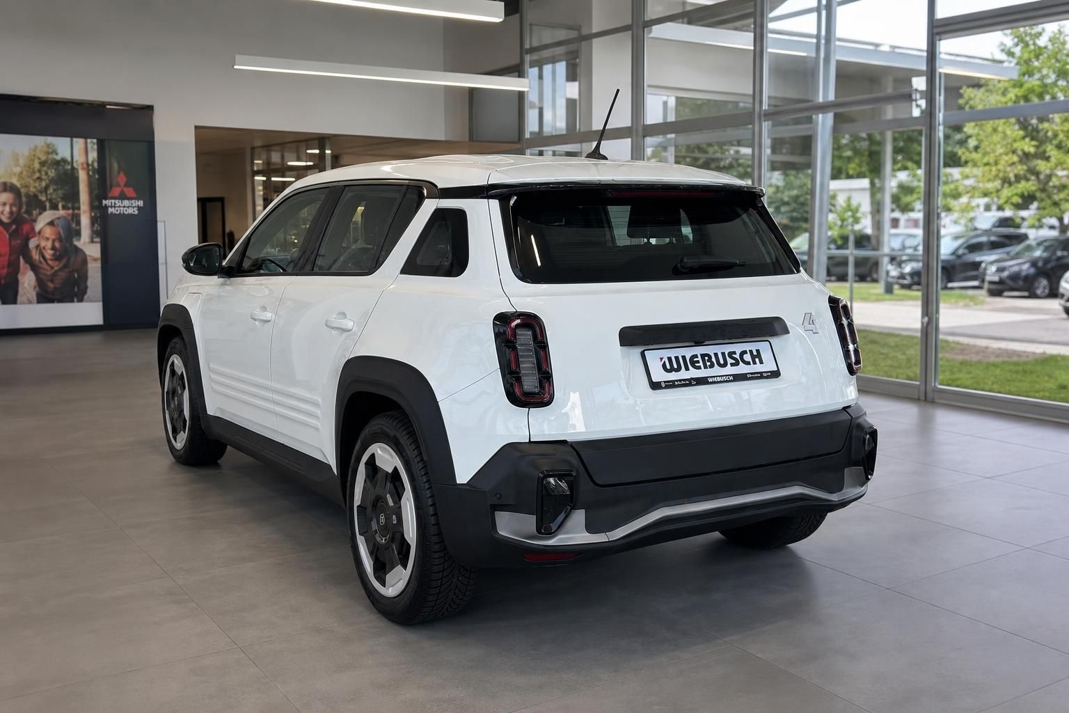 Weißer Mitsubishi SUV Heckansicht im Autohaus - modernes Elektrofahrzeug mit schwarzen Akzenten