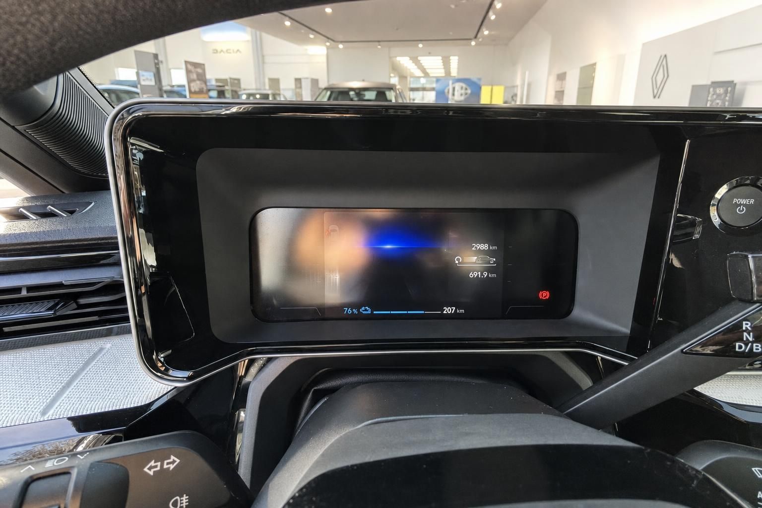 Digitales Armaturenbrett mit Batteriestandsanzeige - modernes Fahrzeug-Cockpit mit Touchscreen