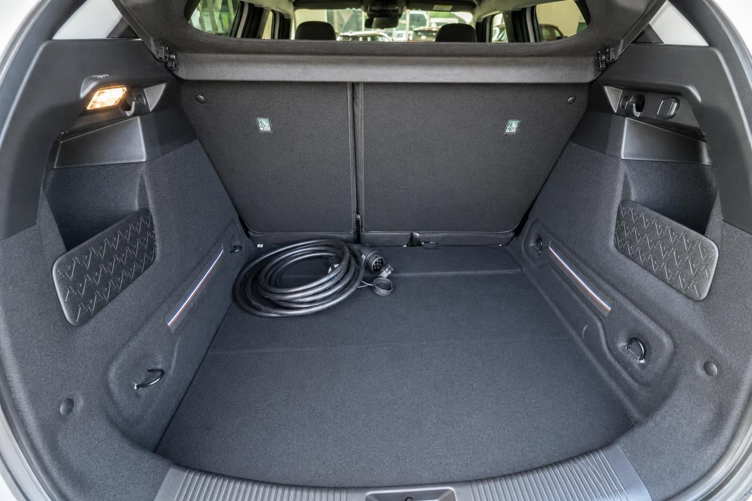 Kofferraum mit Ladekabel - geräumiger Innenraum eines Elektrofahrzeugs mit schwarzer Ausstattung