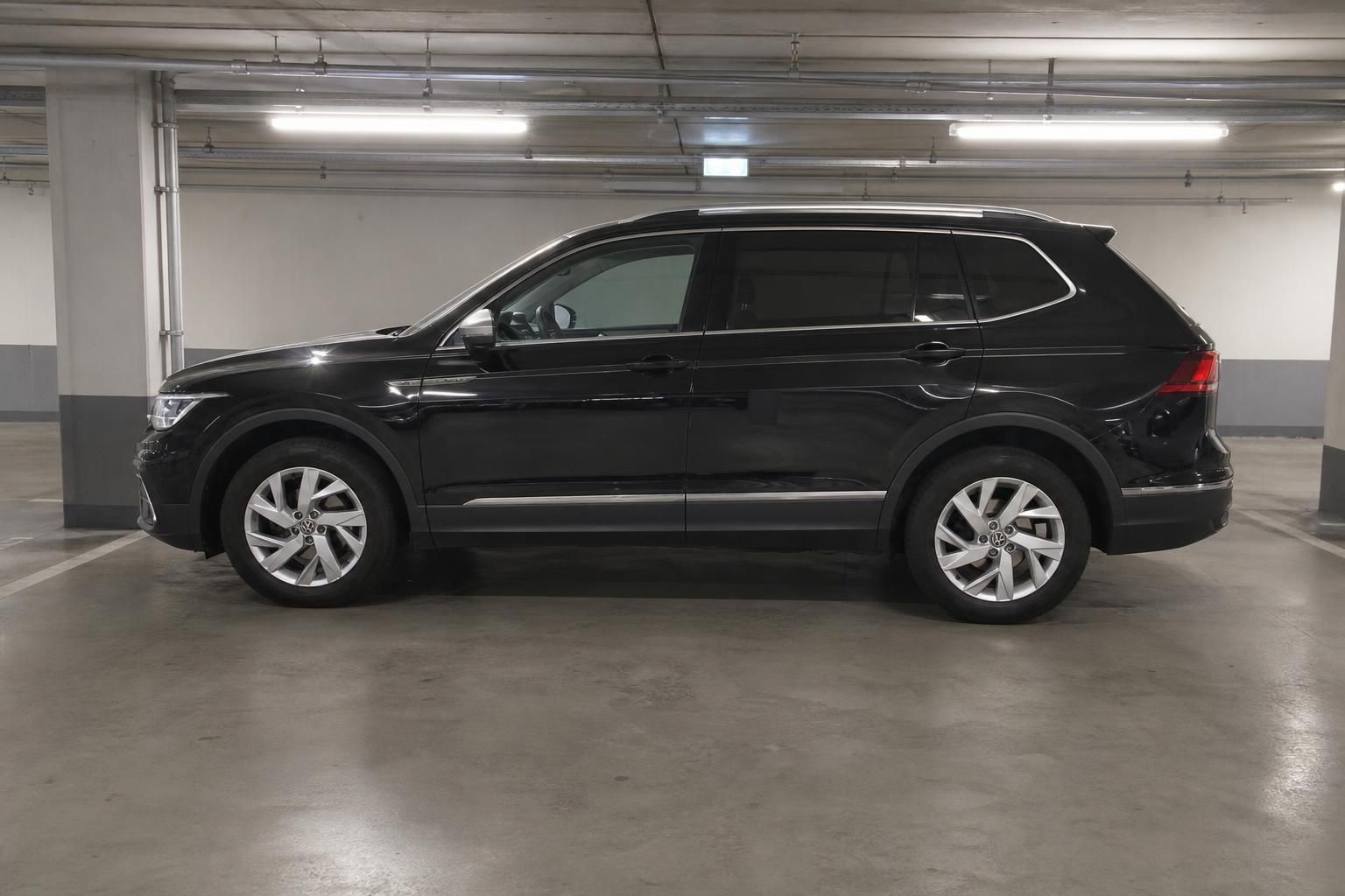 VW Tiguan Allspace schwarz Seitenansicht in Parkgarage