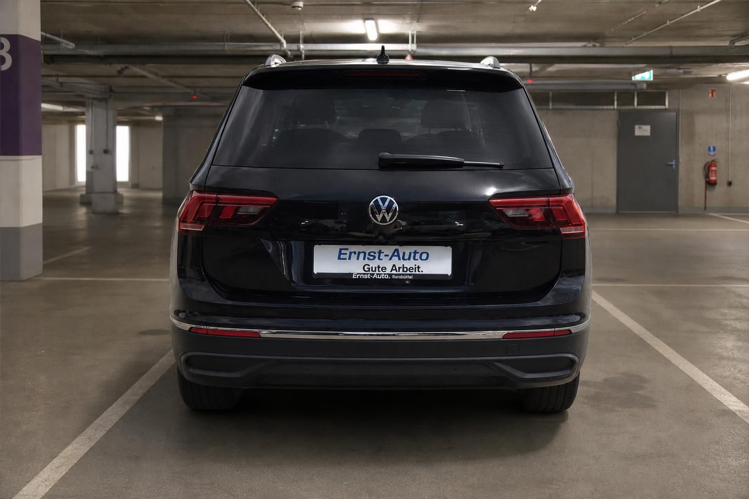 VW Tiguan Allspace schwarz Heckansicht in Tiefgarage