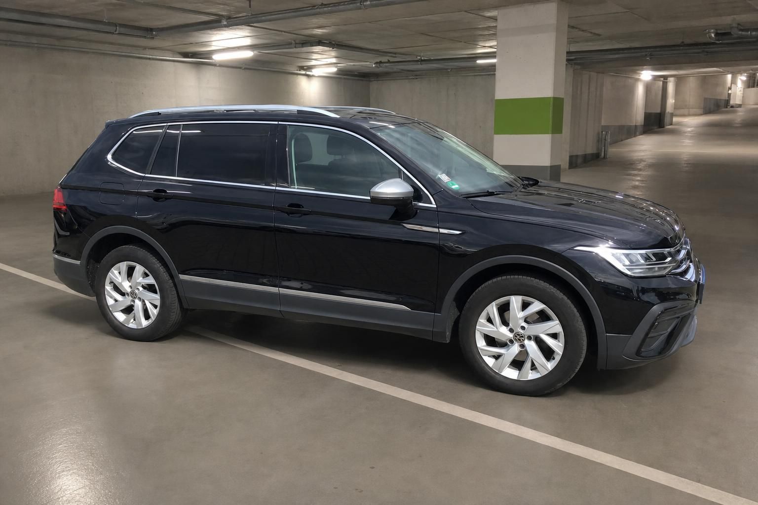 VW Tiguan Allspace schwarz Seitenansicht in Parkhaus