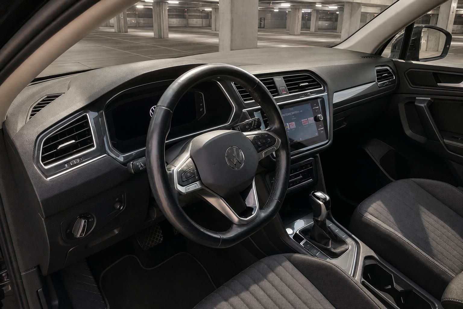 VW Tiguan Innenraum Cockpit mit Lenkrad und Armaturen