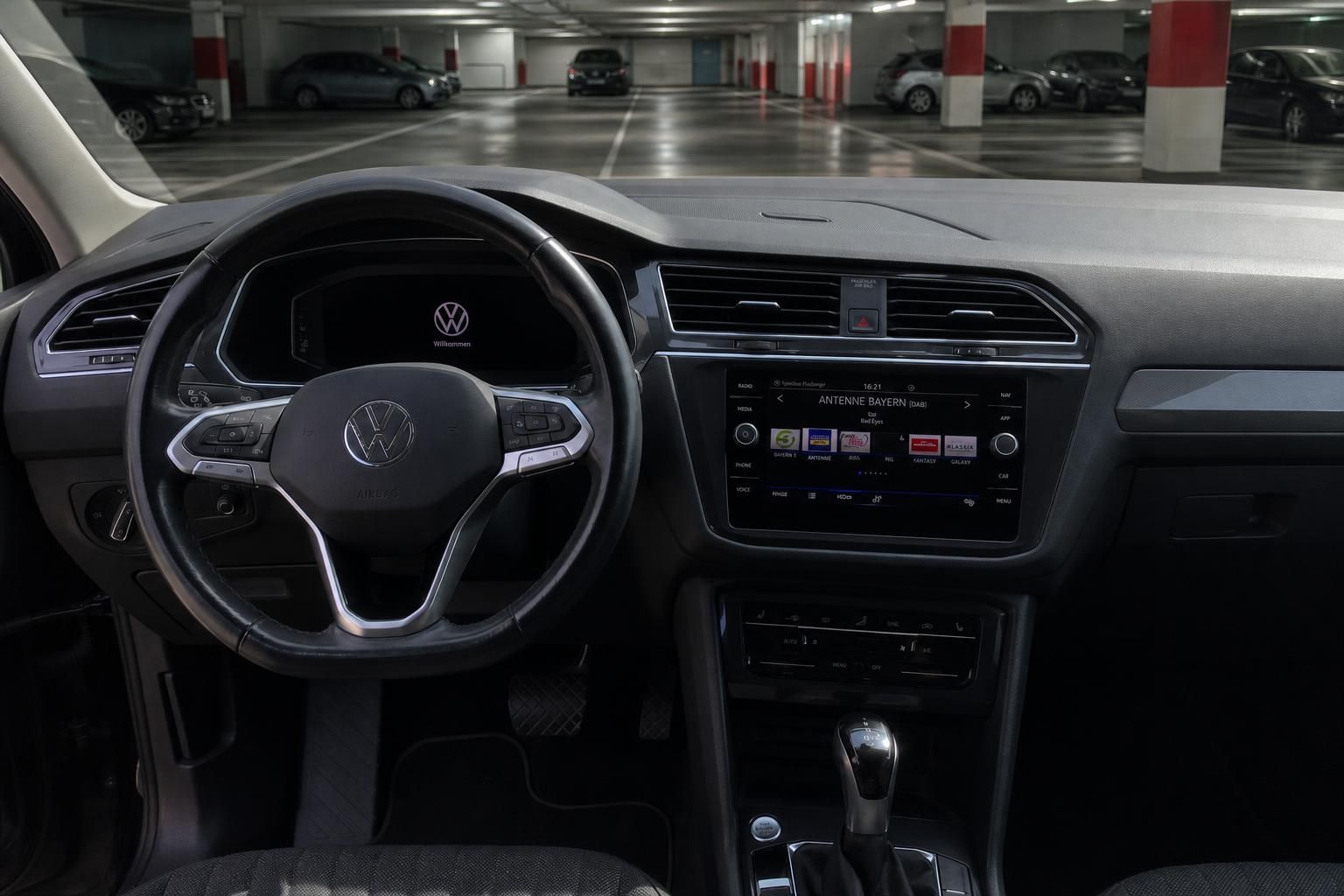 VW Innenraum mit Lenkrad, Cockpit und Infotainment-Display