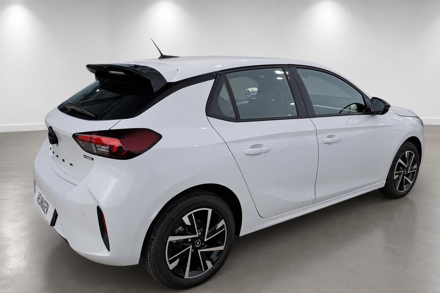 Opel Corsa Hybrid weiß, Heckansicht schräg im Studio