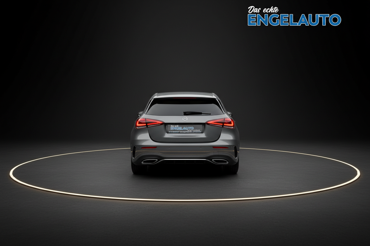 Mercedes-Benz Kombi Heckansicht in Grau mit beleuchteten Rücklichtern auf dunklem Studiohintergrund mit Lichtring - Das echte Engelauto