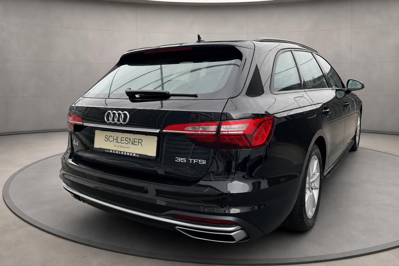 Audi A4 Avant 35 TFSI schwarz Heckansicht mit Rückleuchten