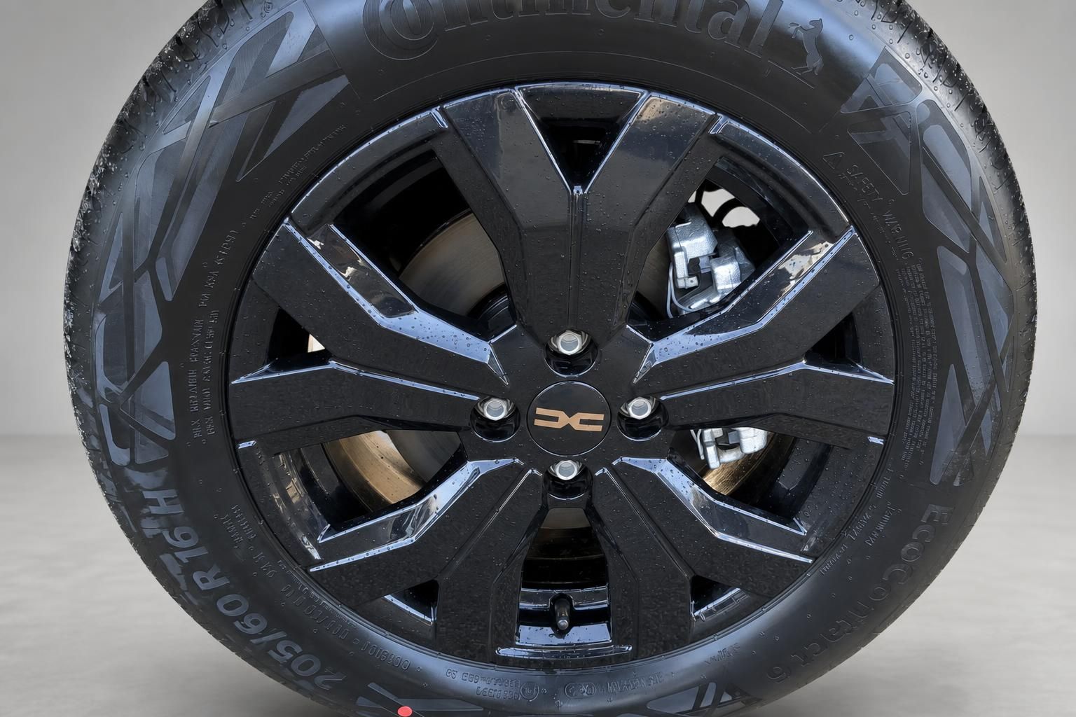 Schwarze Leichtmetallfelge mit Continental Reifen und modernem Speichendesign